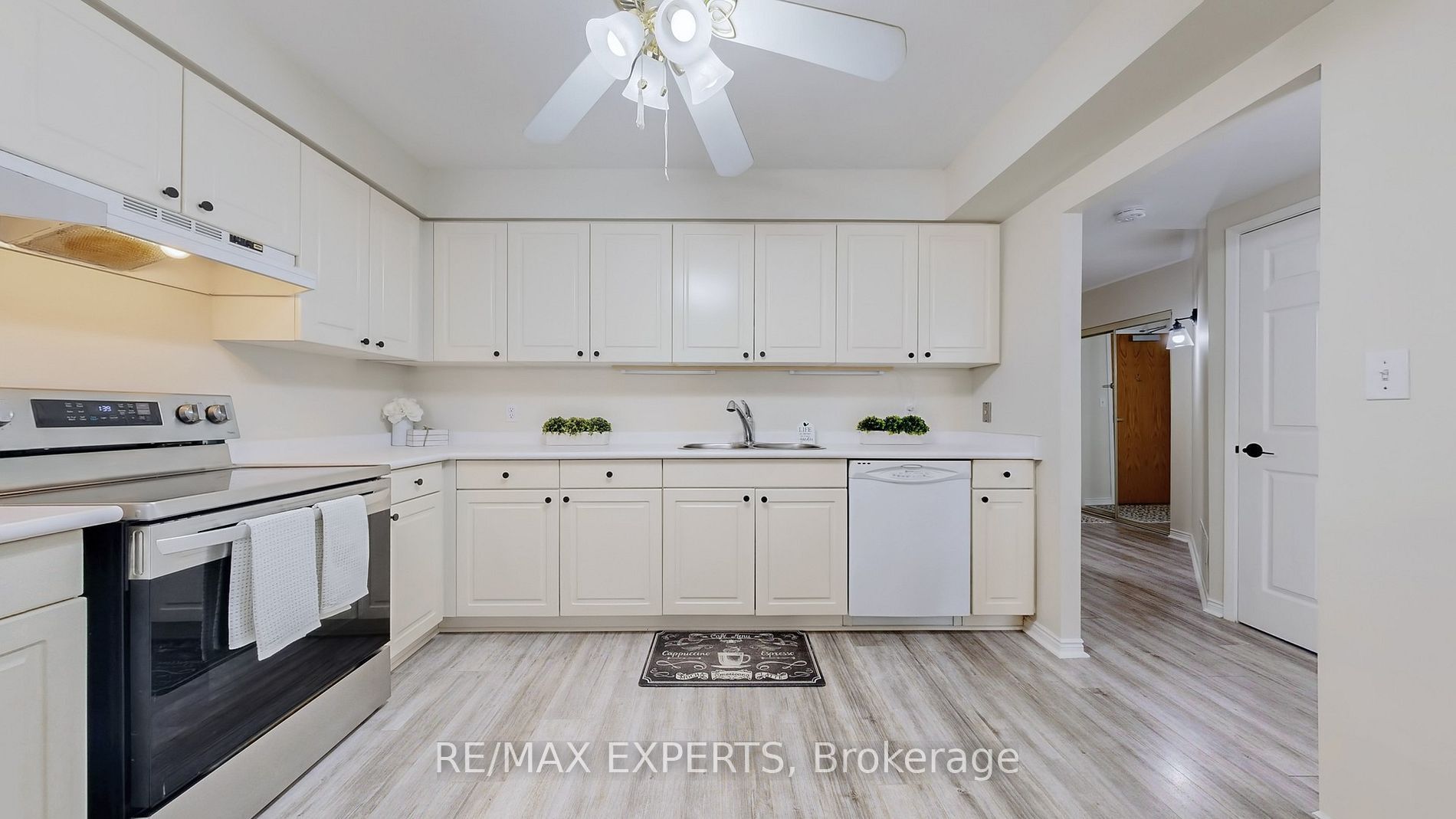 85 Wellington Street W 211