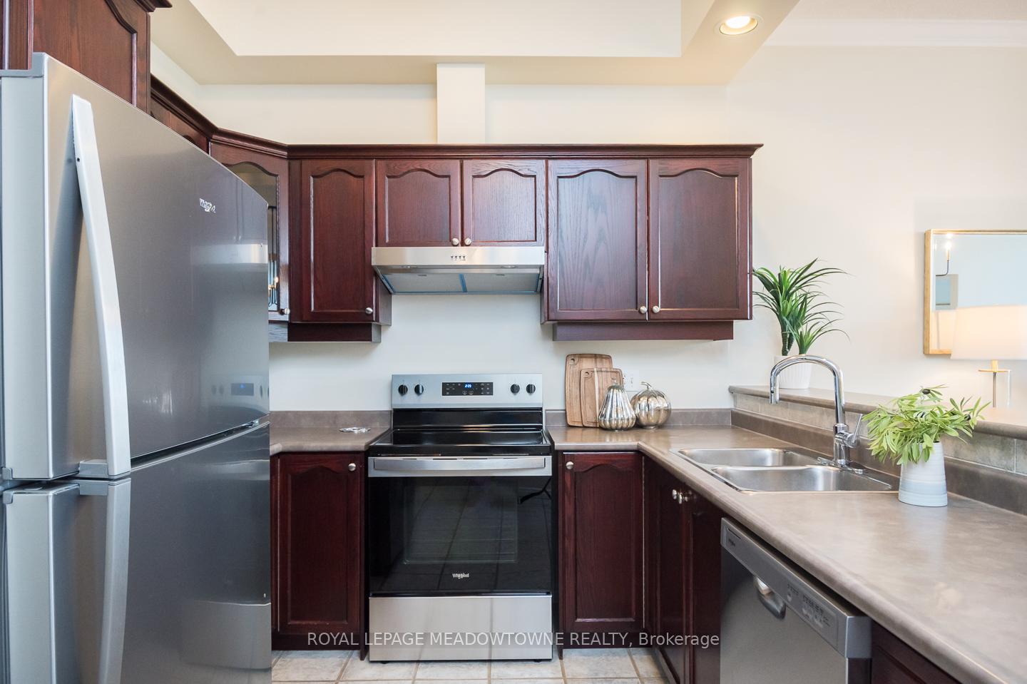 2 Bedrooms Condo at 262 Dundas, Hamilton For sale