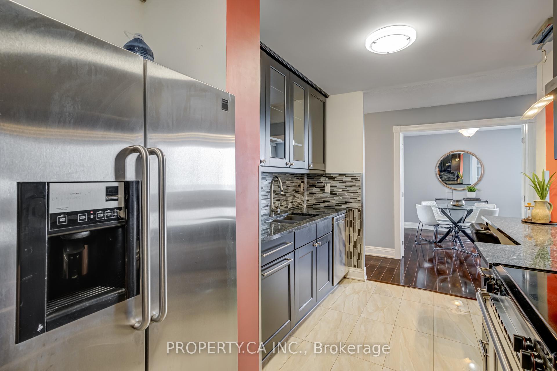 3 Bedrooms Condo at 1515 Lakeshore, Mississauga For sale