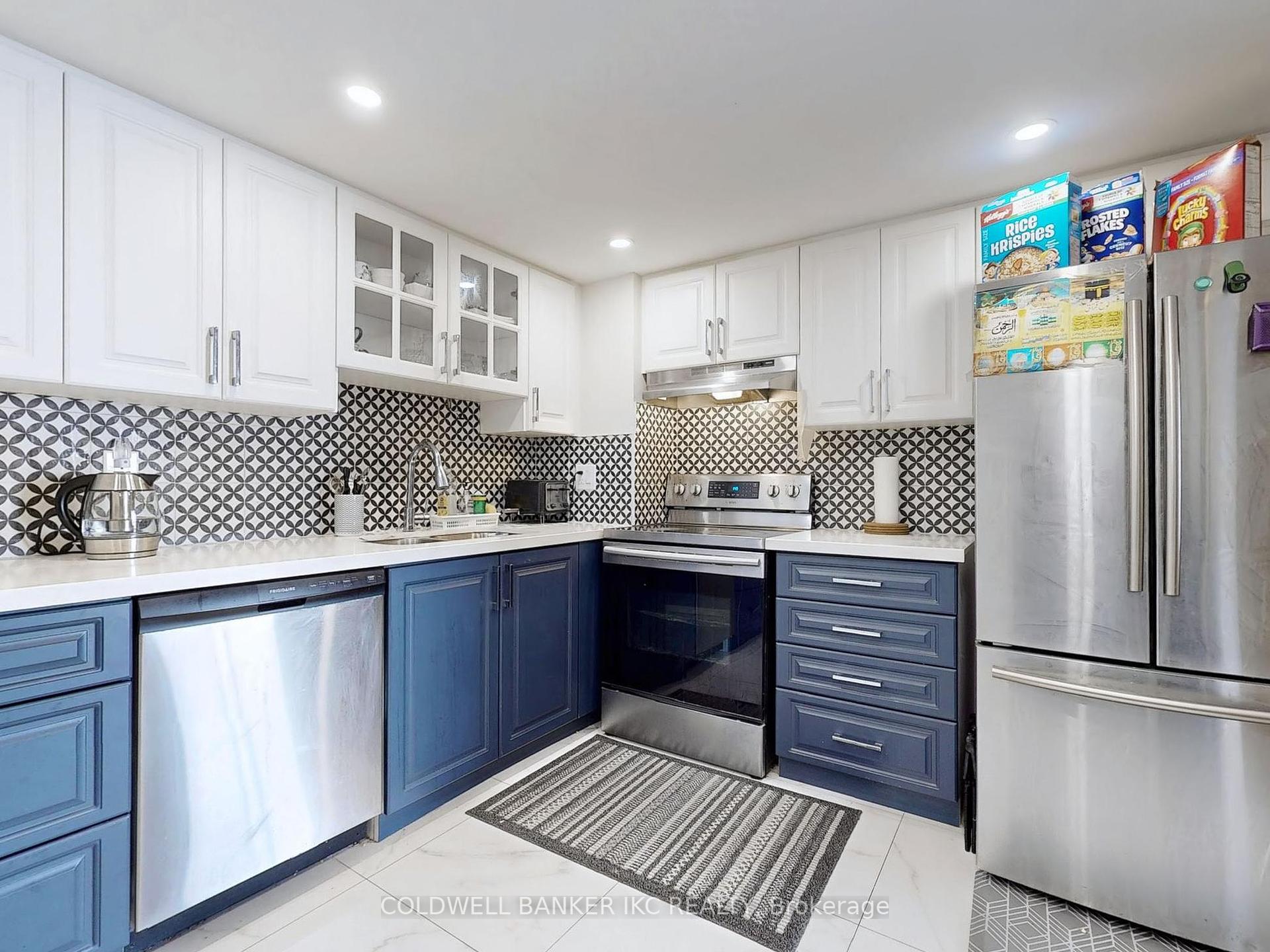 3 Bedrooms Condo at 4235 Sherwoodtowne, Mississauga For sale
