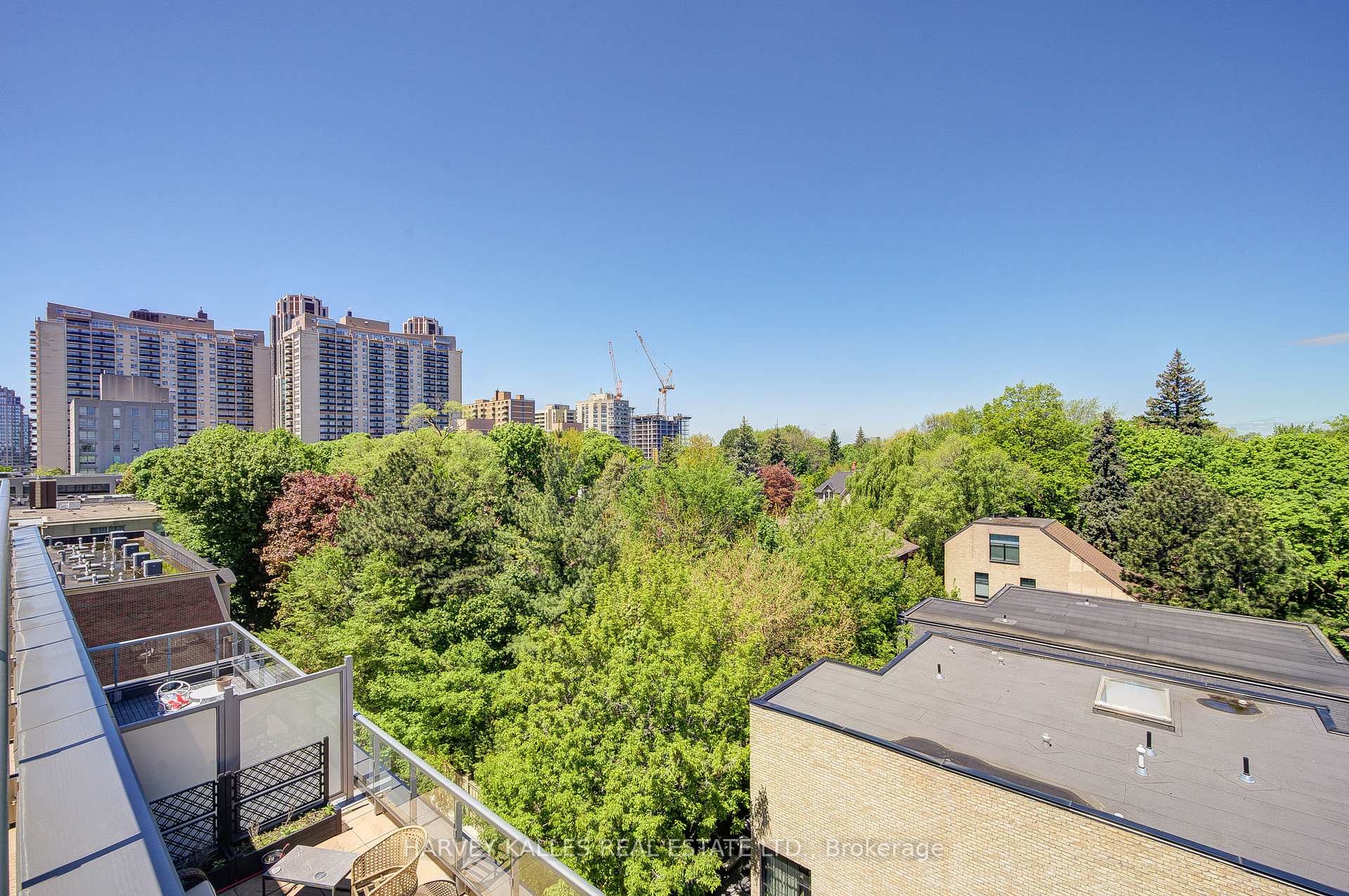 2 Bedrooms Condo at 6 Parkwood, Toronto For sale