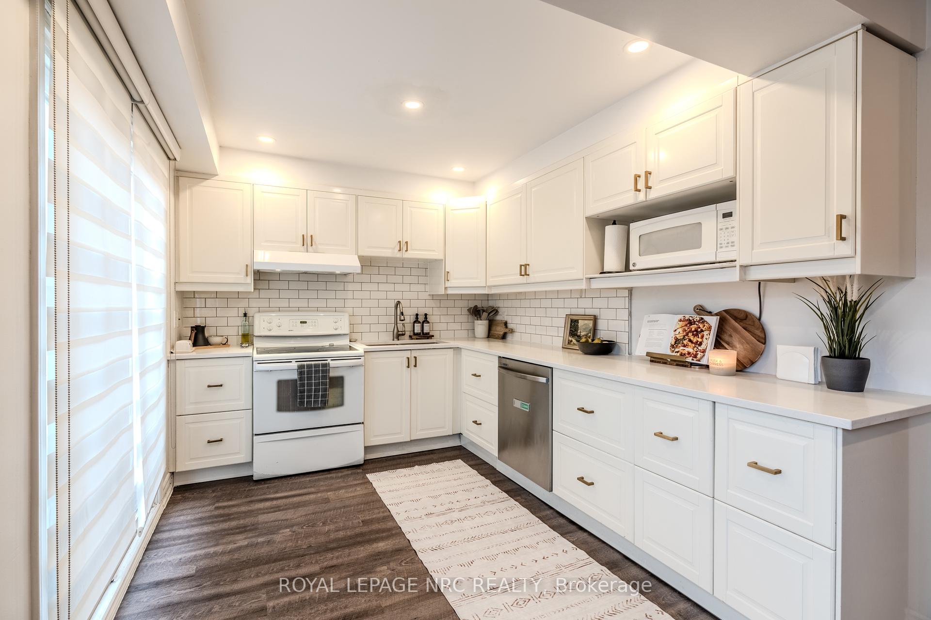 3 Bedrooms Condo at 29 Heritage, Hamilton For sale