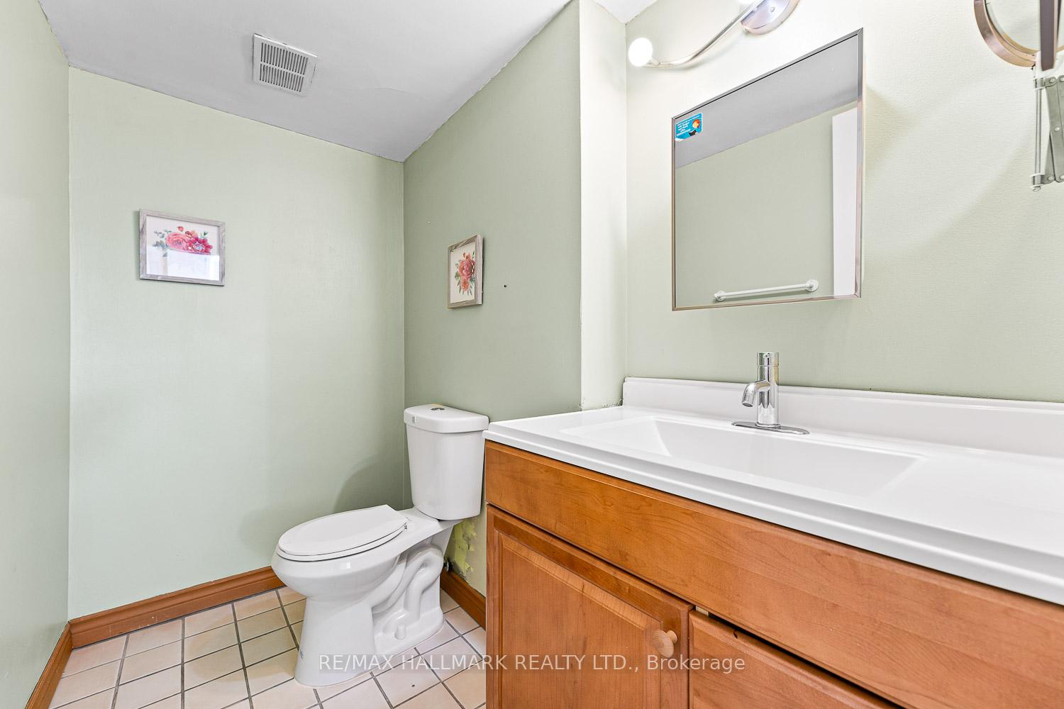 2 Bedrooms Condo at 5 Frith,  Toronto For sale
