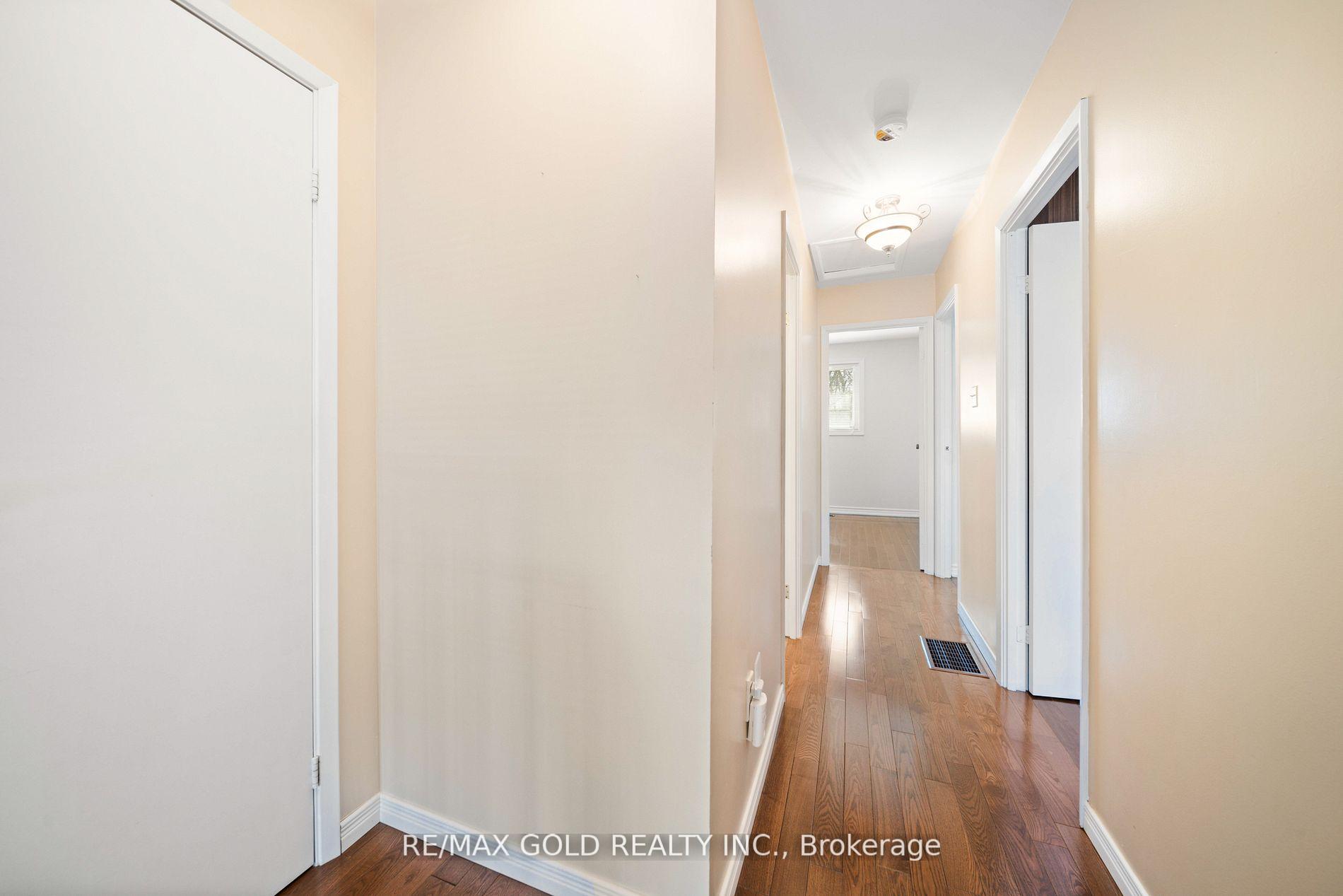 4 Bedrooms Condo at 1050 Shawnmarr, Mississauga For sale