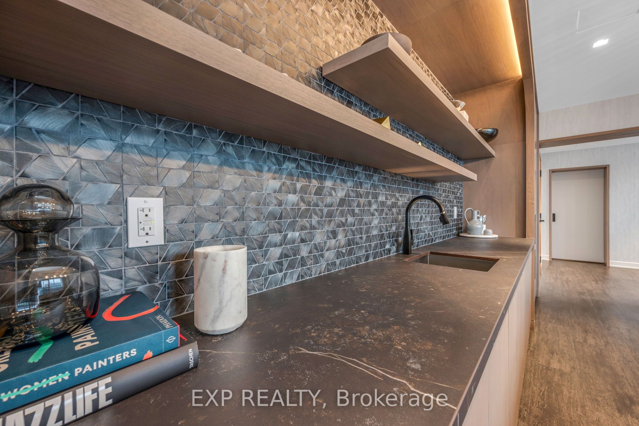 560 Rideau Street, #421