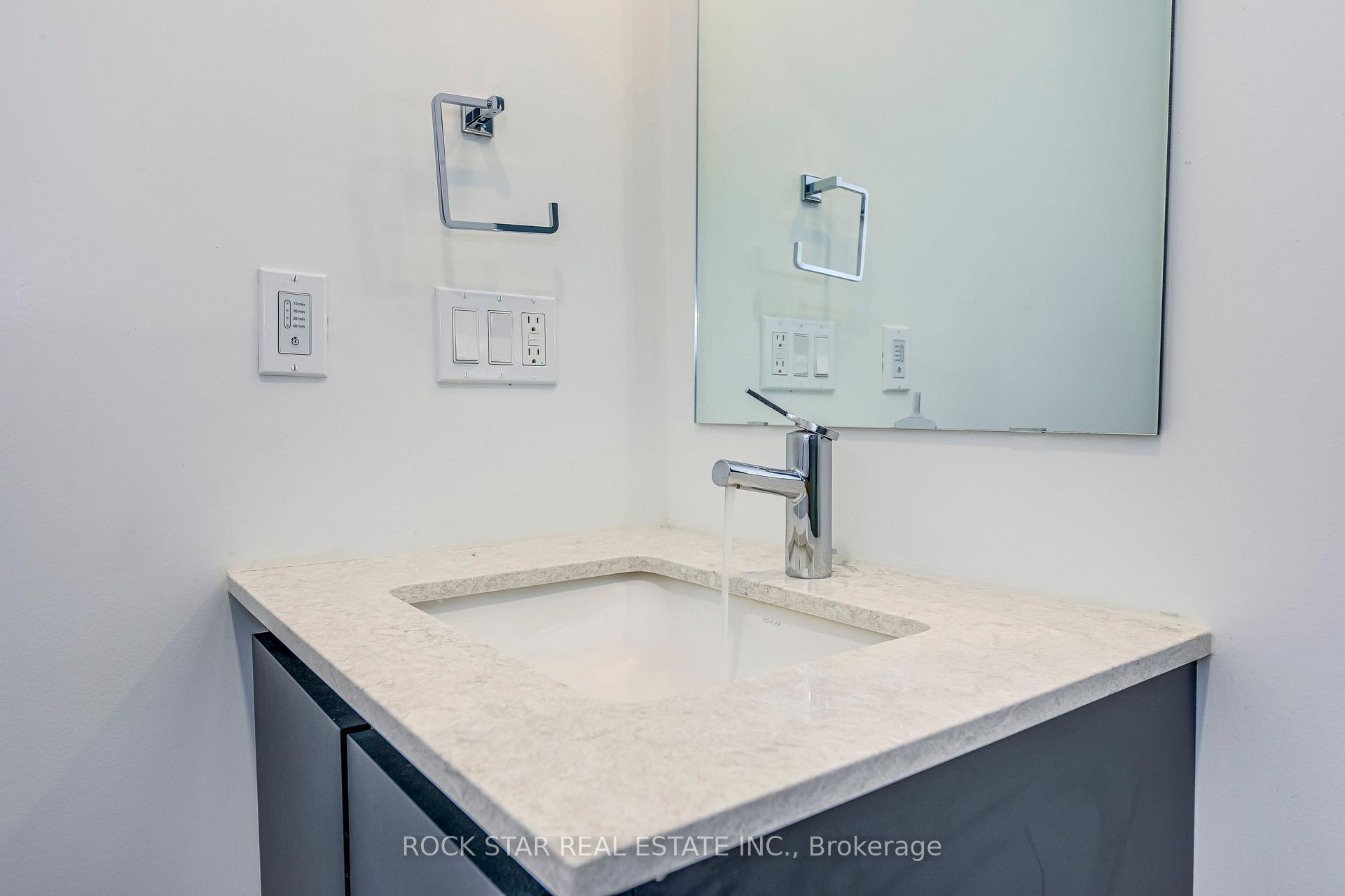 2 Bedrooms Condo at 405 Dundas,  Oakville For sale