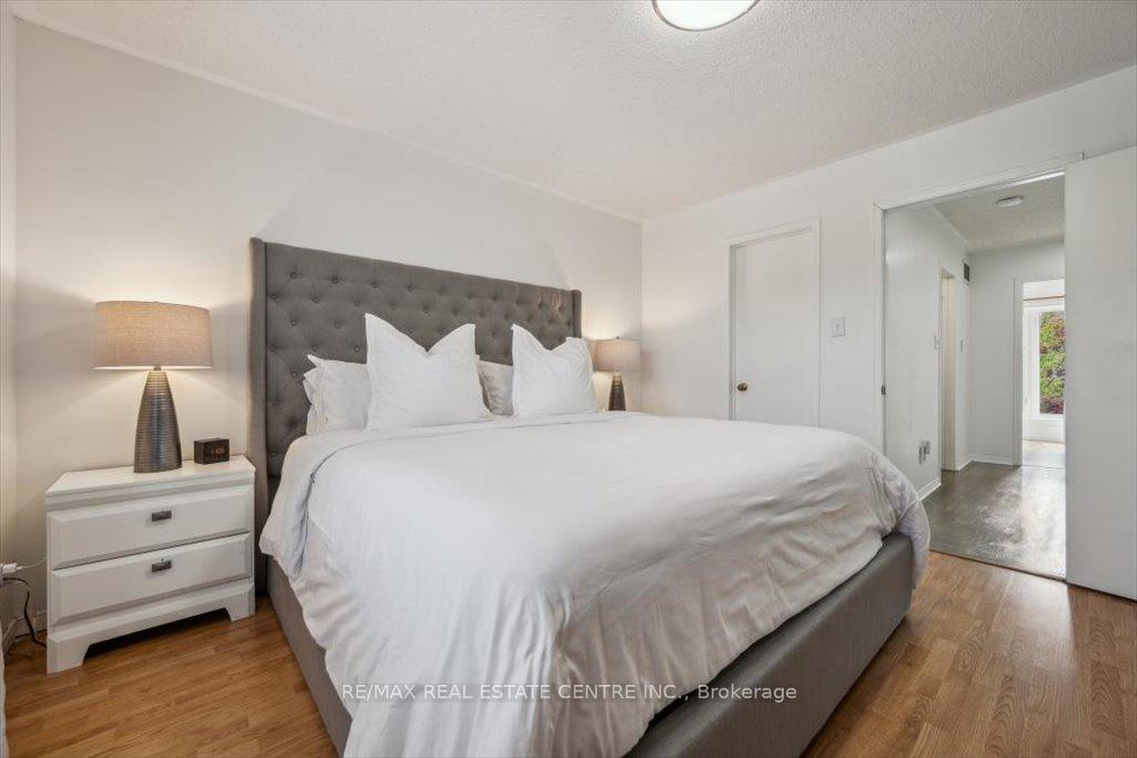3 Bedrooms Condo at 5940 Glen Erin, Mississauga For sale
