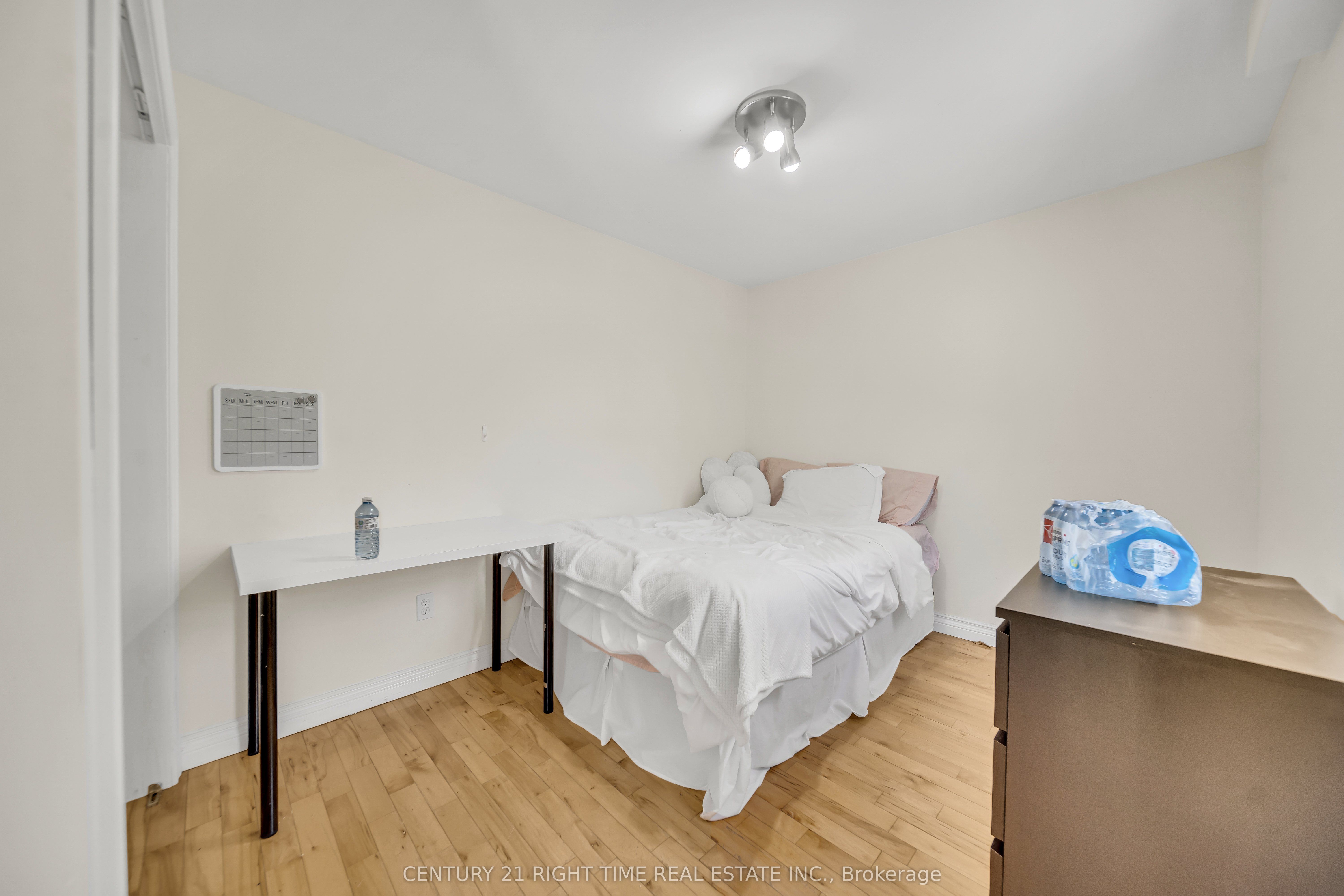 24 Columbia Street W