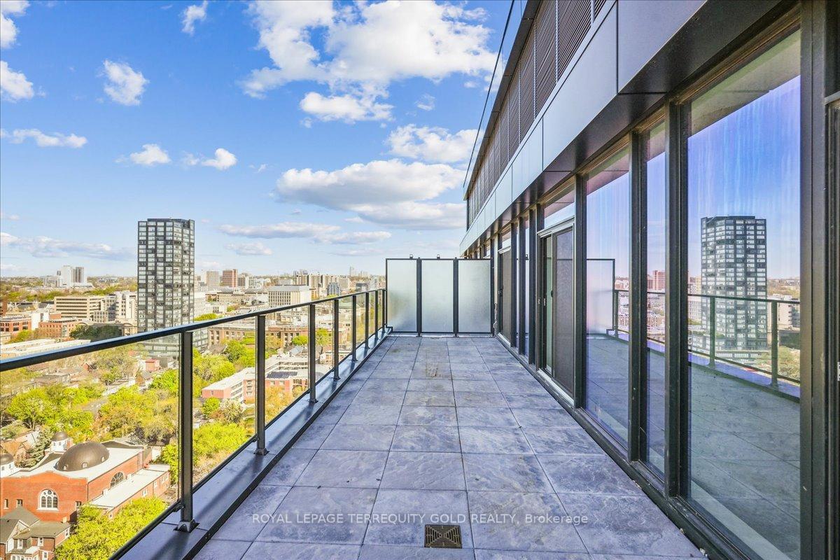 3 Bedrooms Condo at 195 McCaul, Toronto For sale
