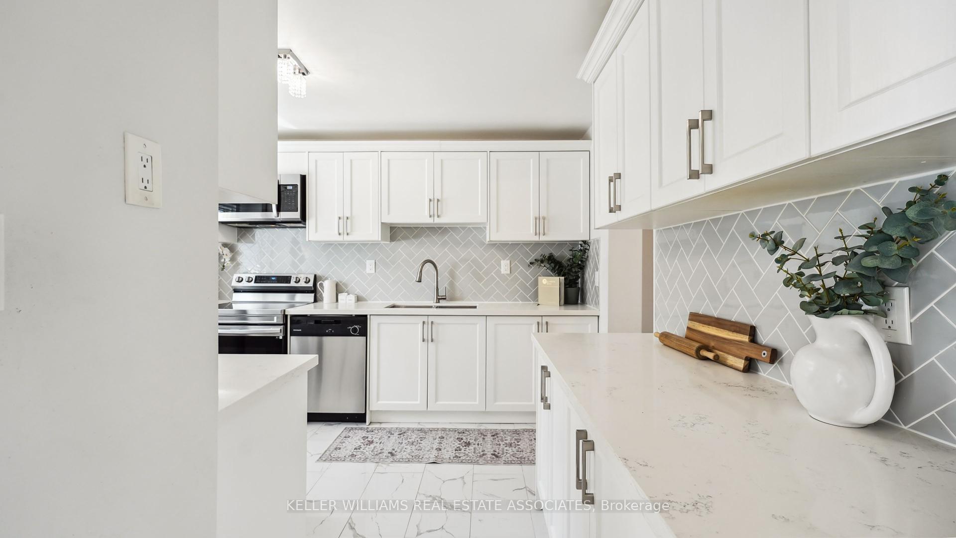 3 Bedrooms Condo at 6855 Glen Erin, Mississauga For sale