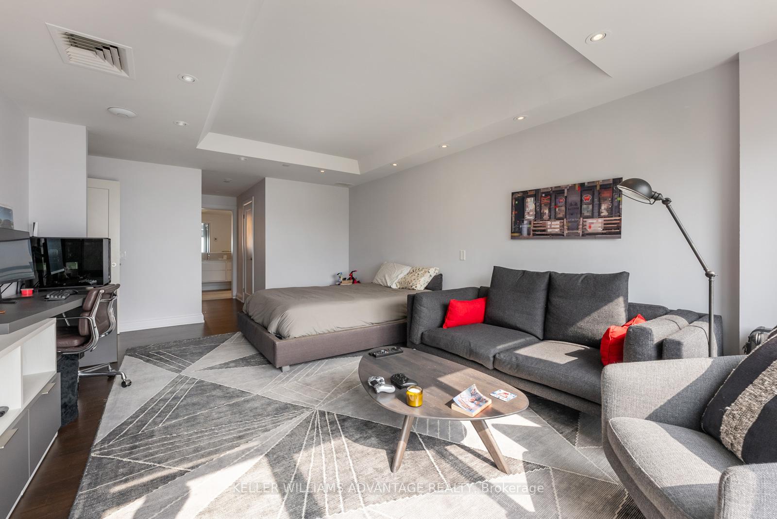 5 Bedrooms Condo at 211 Queens, Toronto For sale