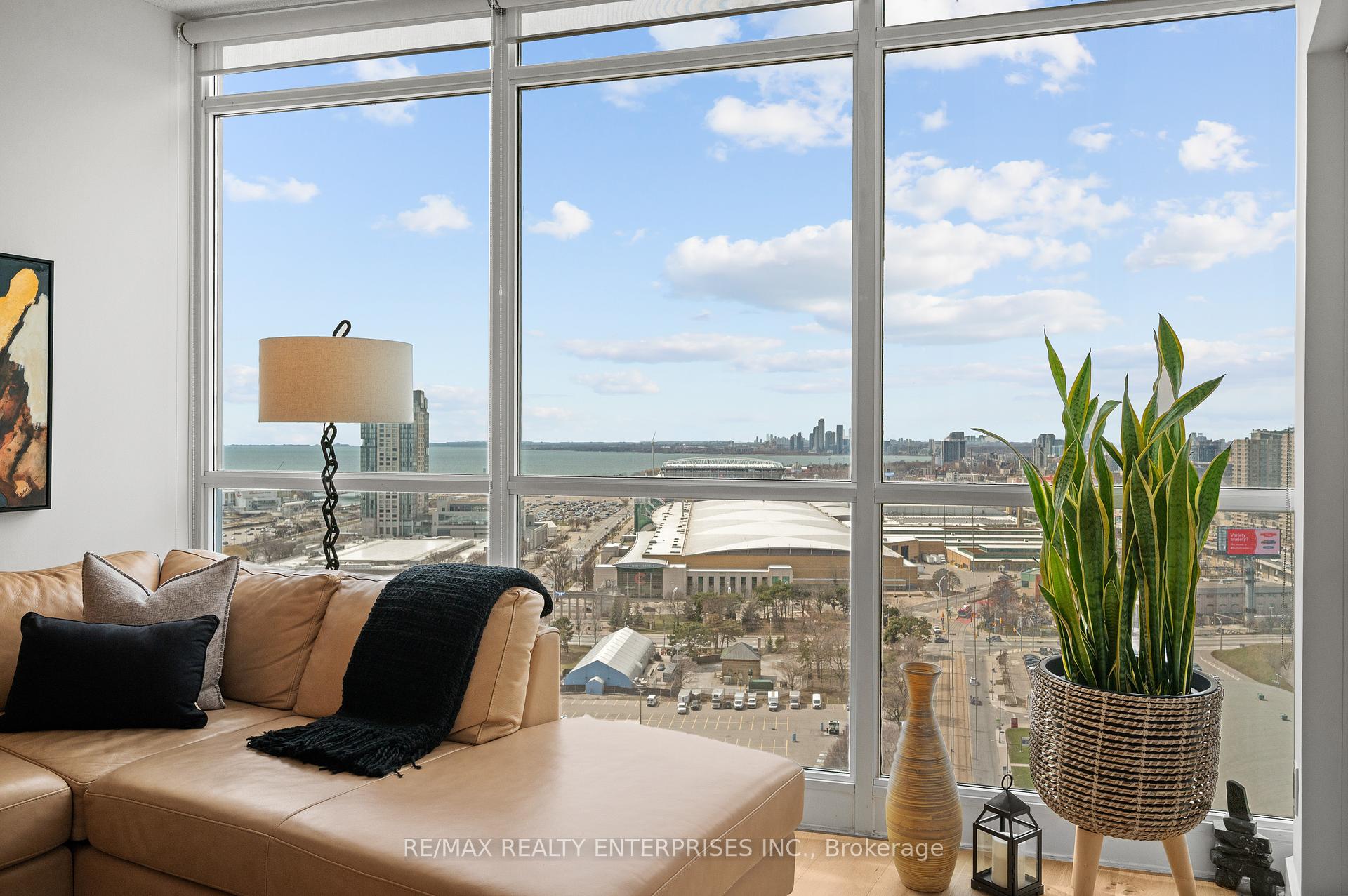 2 Bedrooms Condo at 219 Fort York, Toronto For sale