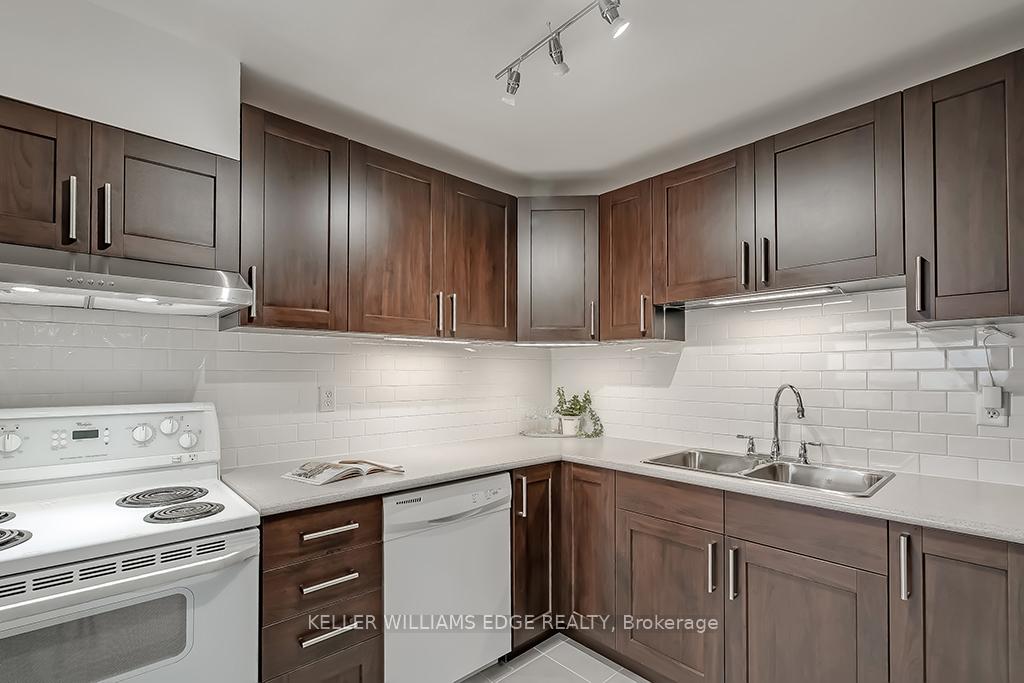 3 Bedrooms Condo at 475 The West Mall,  Toronto For sale