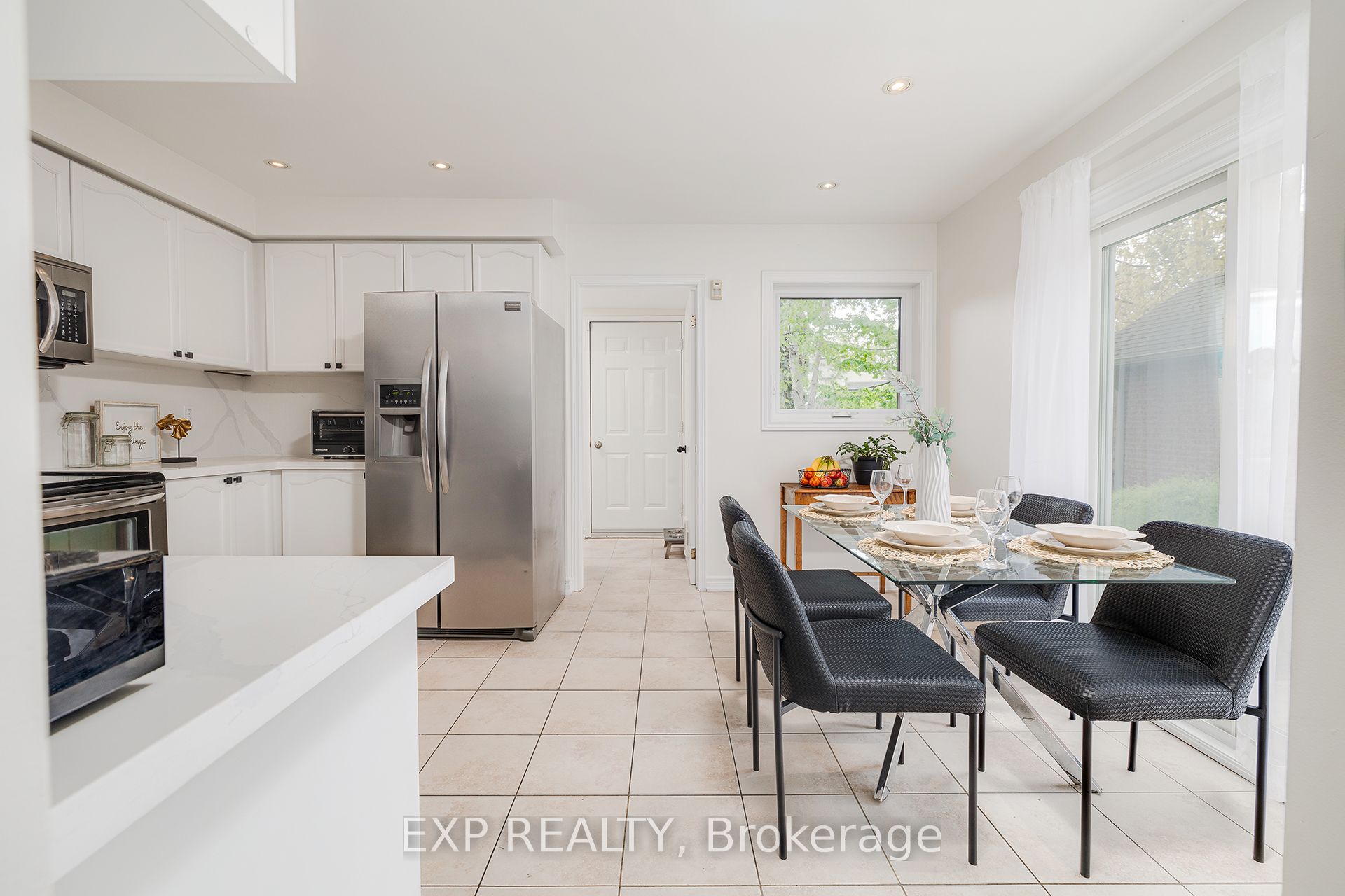 172 Queen Street W