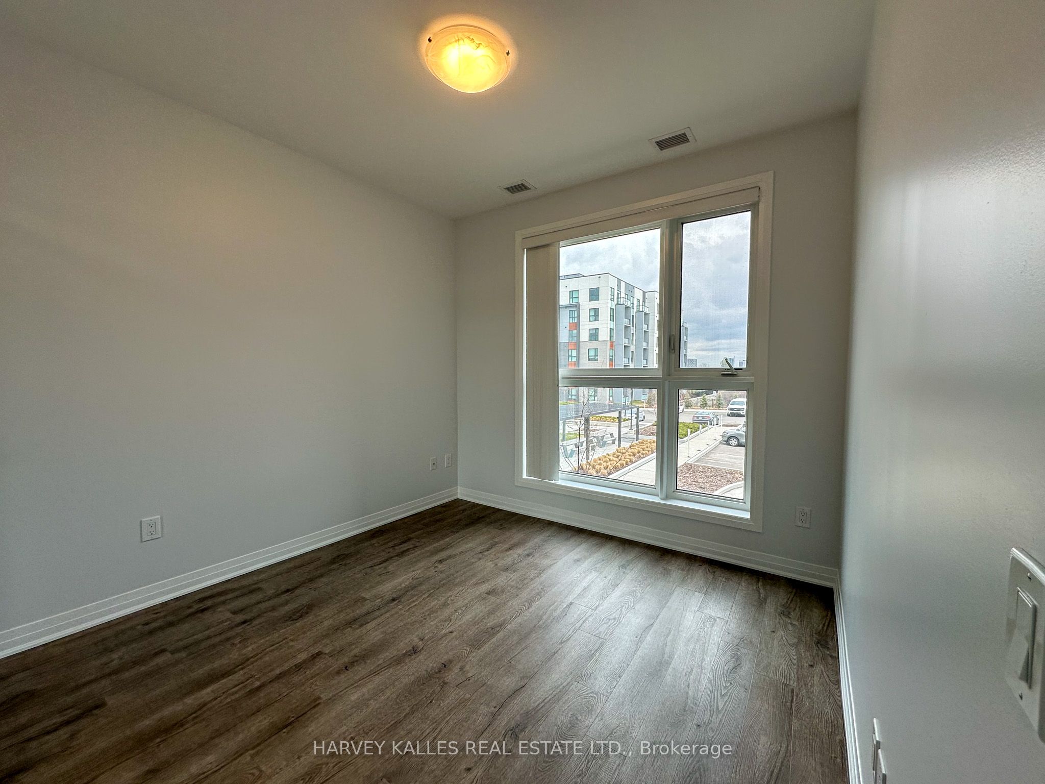 95 Dundas Street W 226