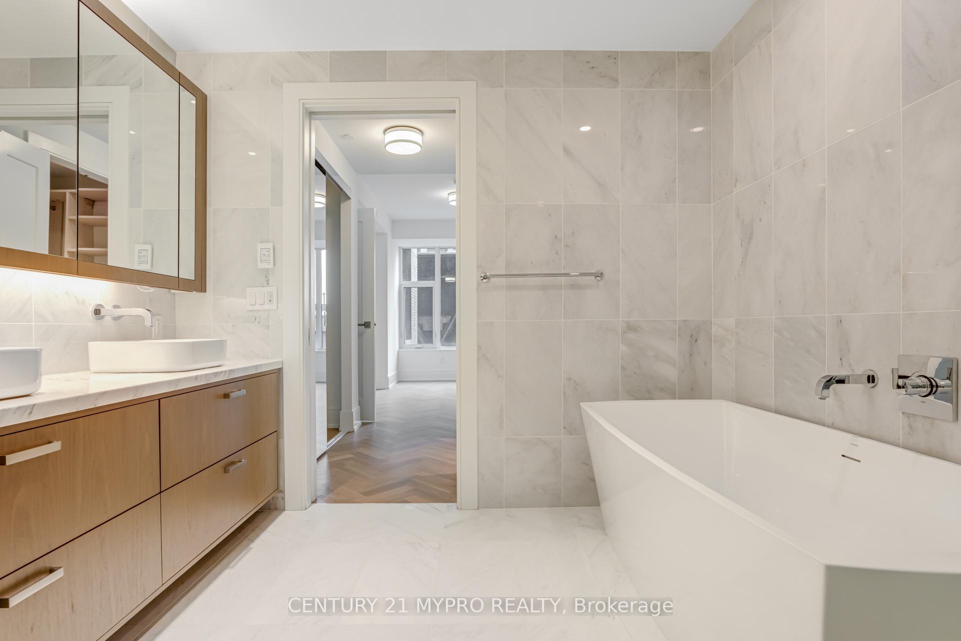 3 Bedrooms Condo at 455 Wellington,  Toronto For sale