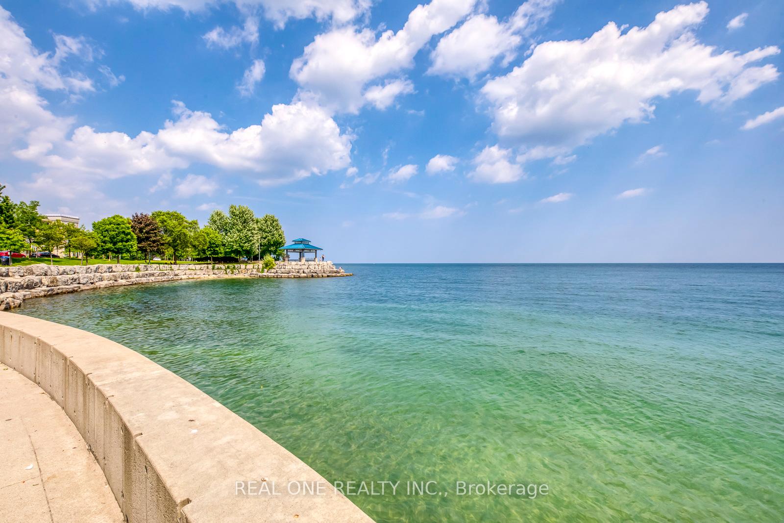 2 Bedrooms Condo at 65 Port,  Mississauga For sale