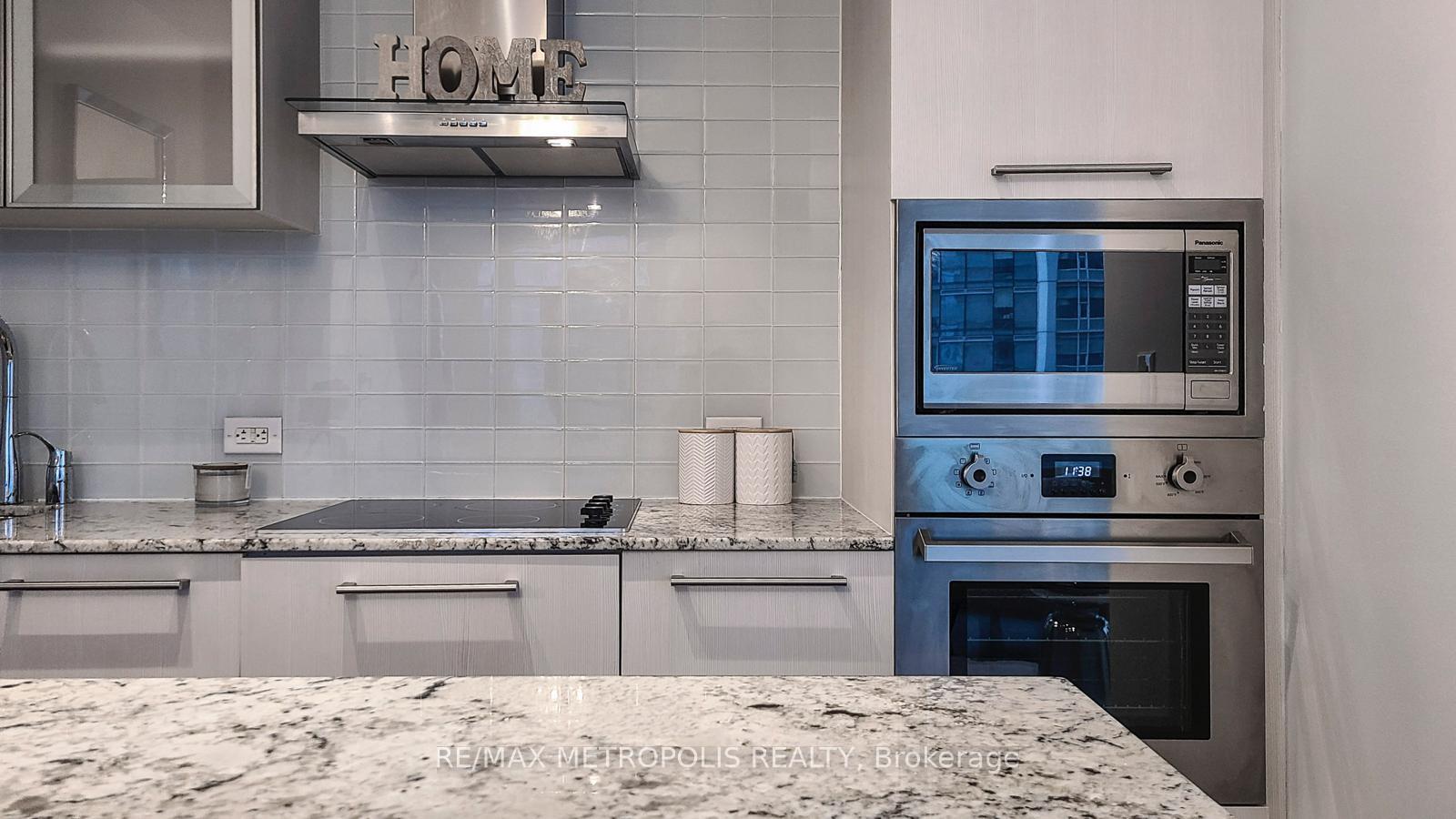 2 Bedrooms Condo at 12 York,  Toronto For sale