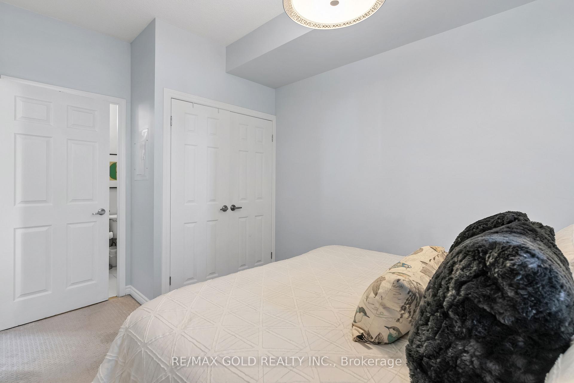 2 Bedrooms Condo at 388 Prince Of Wales, Mississauga For sale