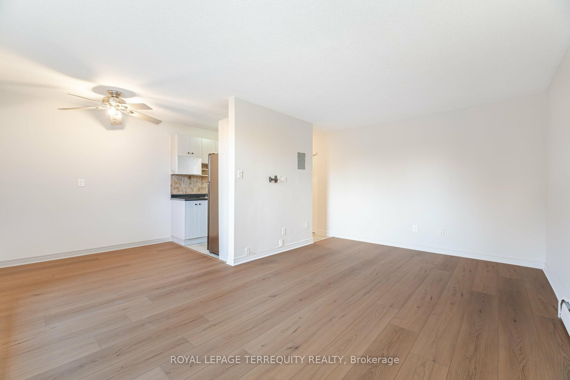 2 Bedrooms Condo at 81 Charlton, Hamilton For sale