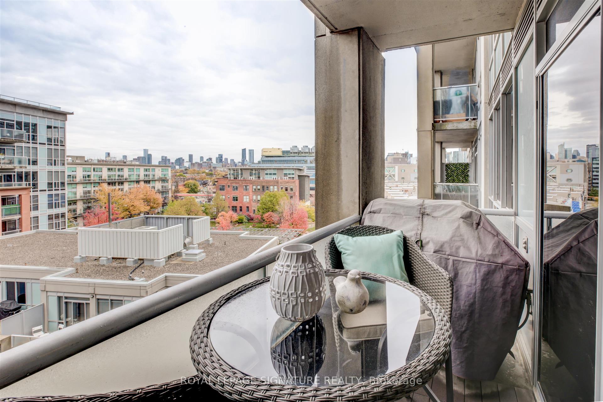2 Bedrooms Condo at 1 Shaw, Toronto For sale