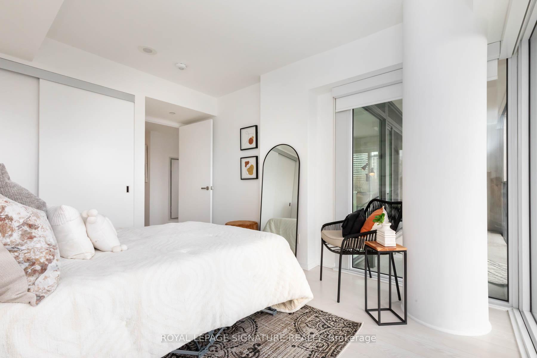 2 Bedrooms Condo at 8 Hillsdale, Toronto For sale
