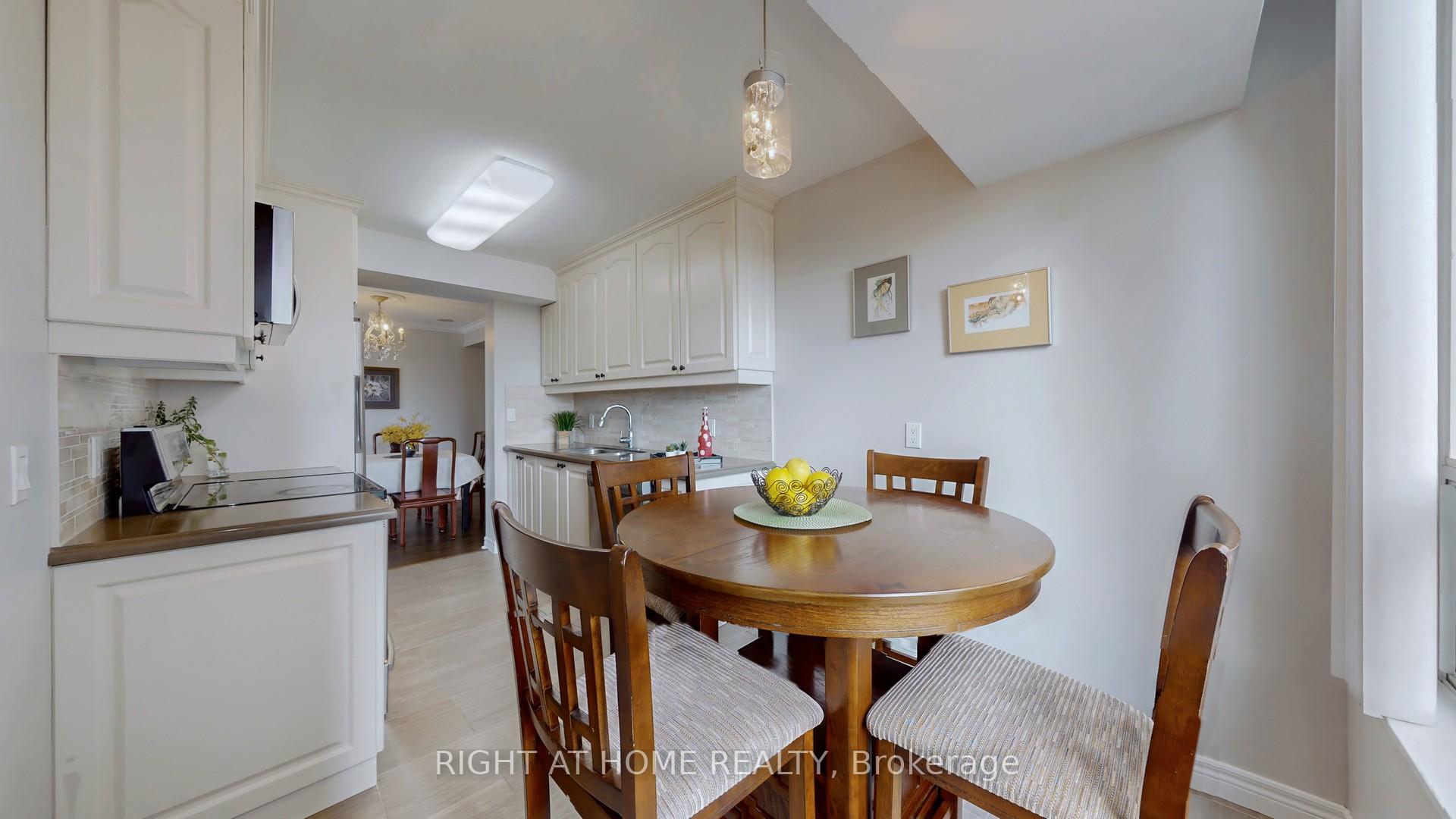 3 Bedrooms Condo at 18 Parkview, Toronto For sale