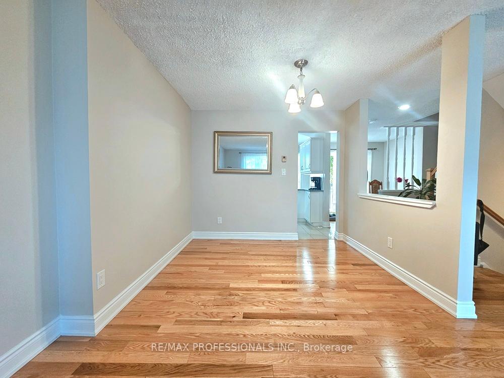 4 Bedrooms Condo at 2651 Aquitaine, Mississauga For sale