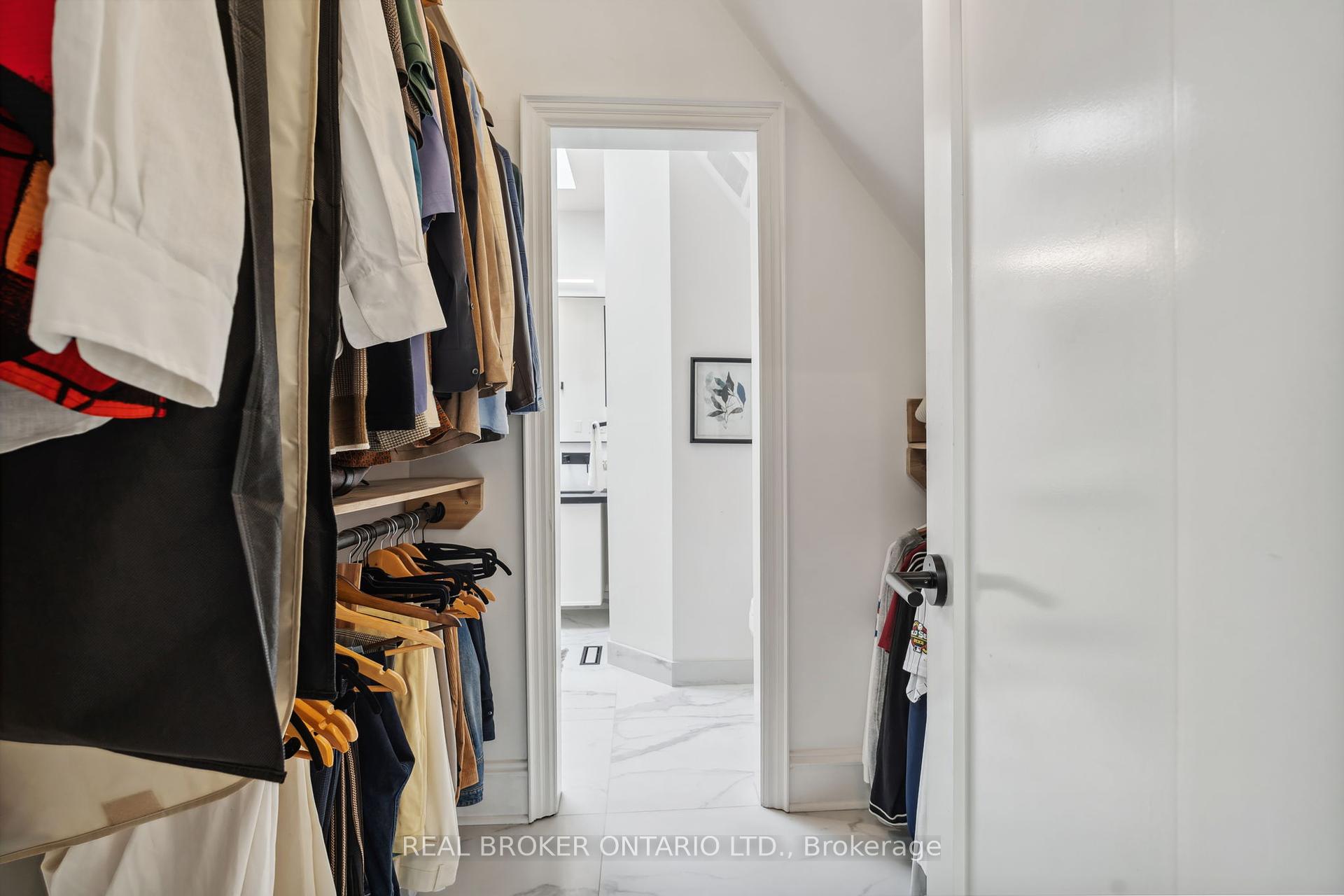 2 Bedrooms Condo at 300 Avenue, Toronto For sale