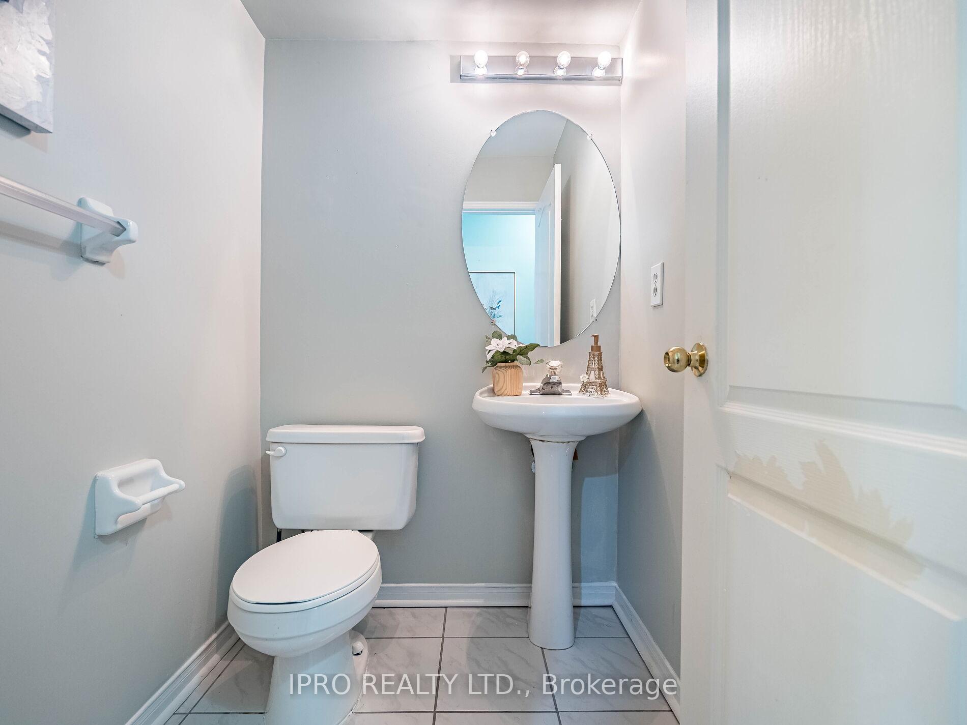 4 Bedrooms Condo at 833 Scollard, Mississauga For sale