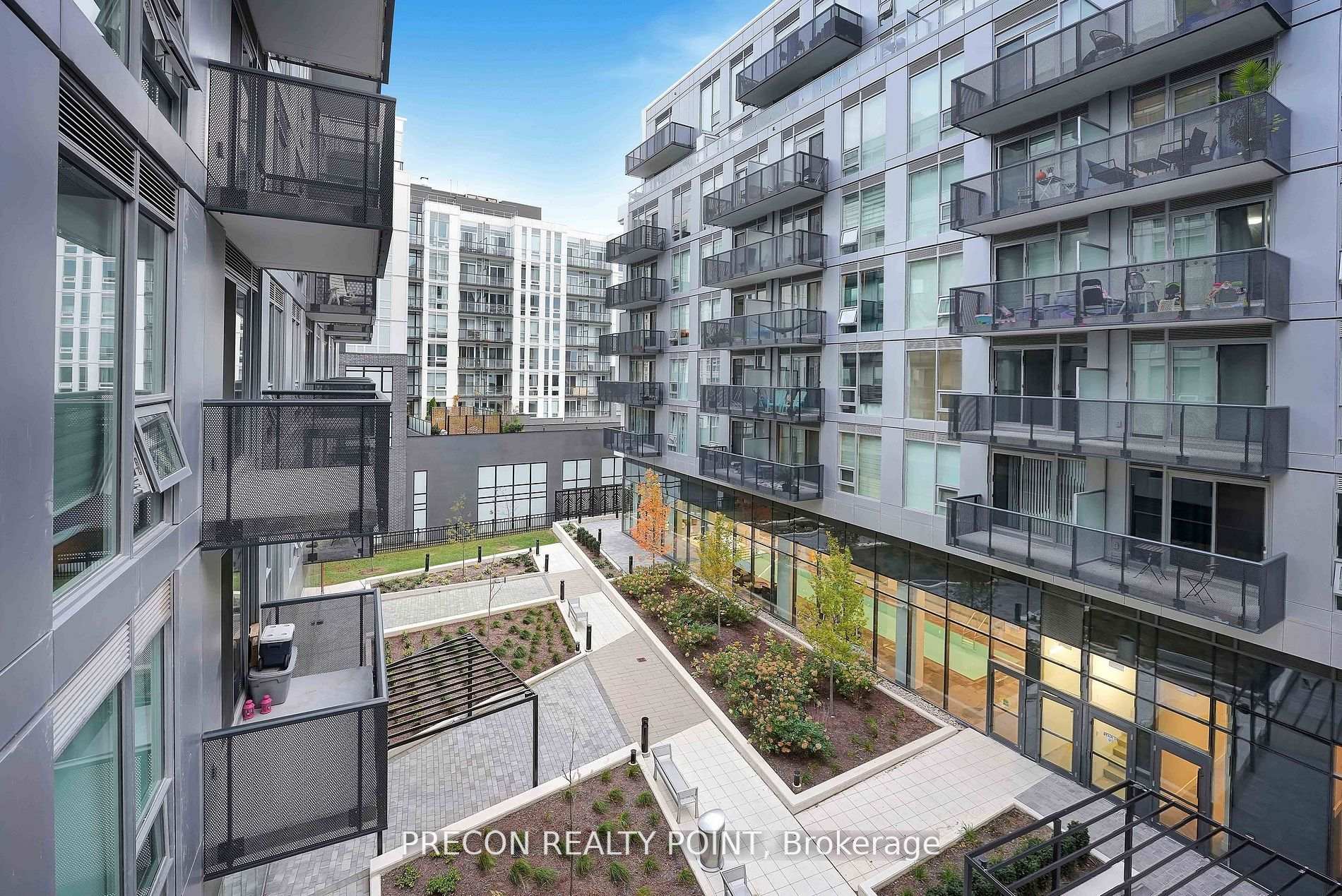 2 Bedrooms Condo at 2450 Old Bronte, Oakville For sale