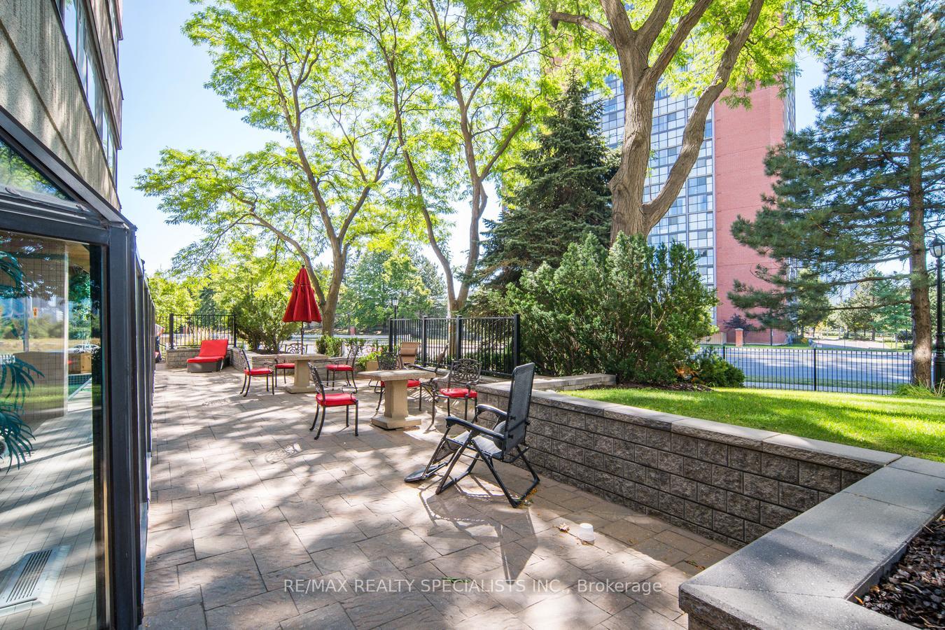 2 Bedrooms Condo at 4235 Sherwoodtowne, Mississauga For sale