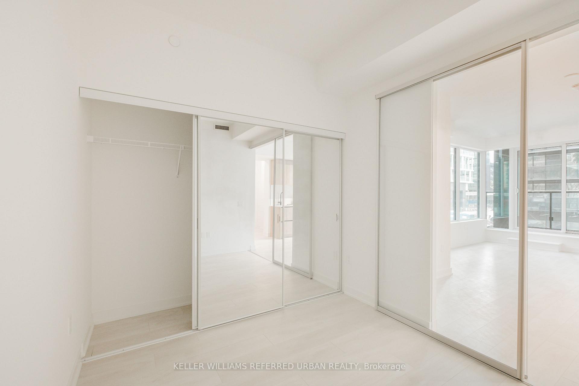 3 Bedrooms Condo at 127 Broadway, Toronto For sale