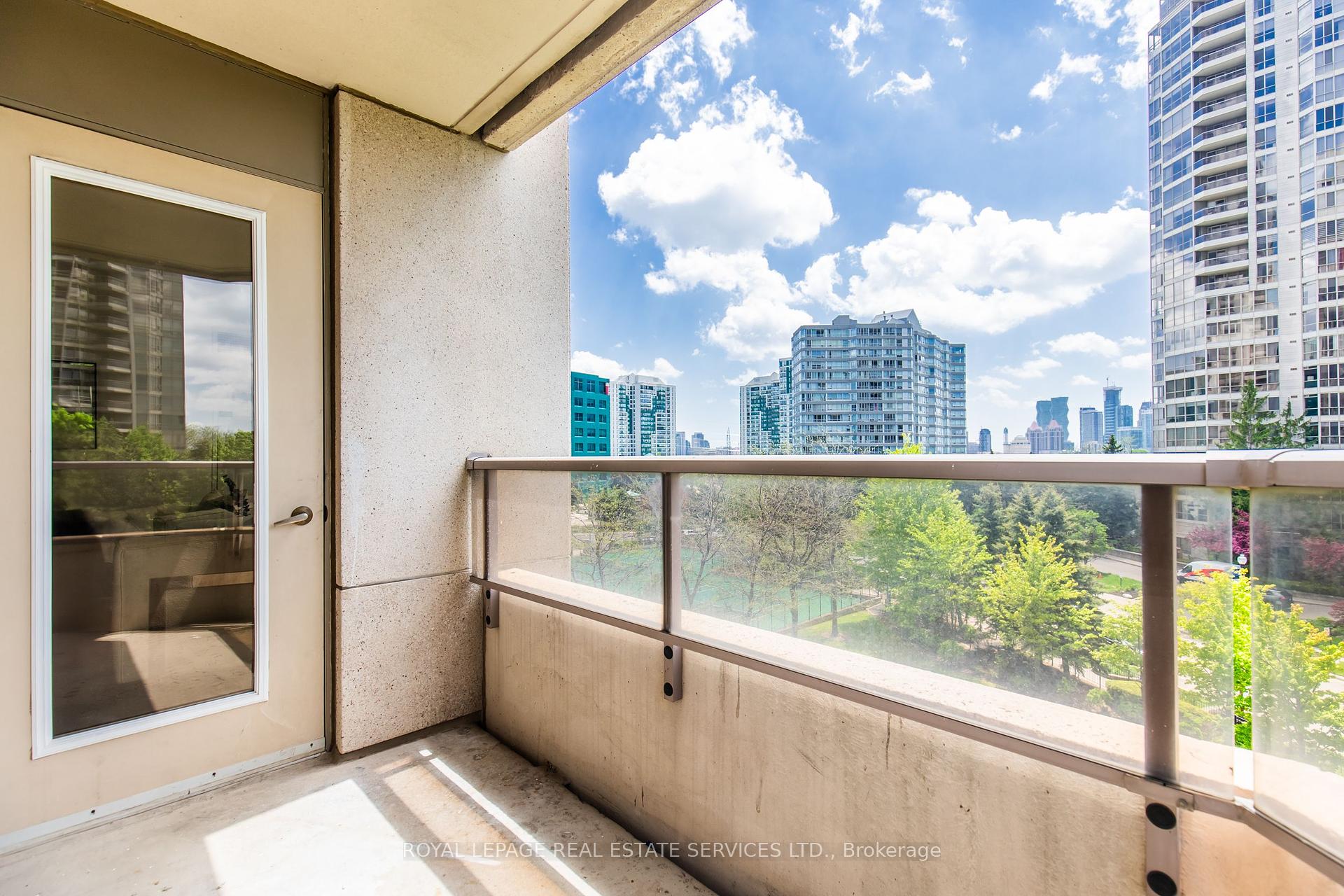 3 Bedrooms Condo at 25 Kingsbridge Garden, Mississauga For sale