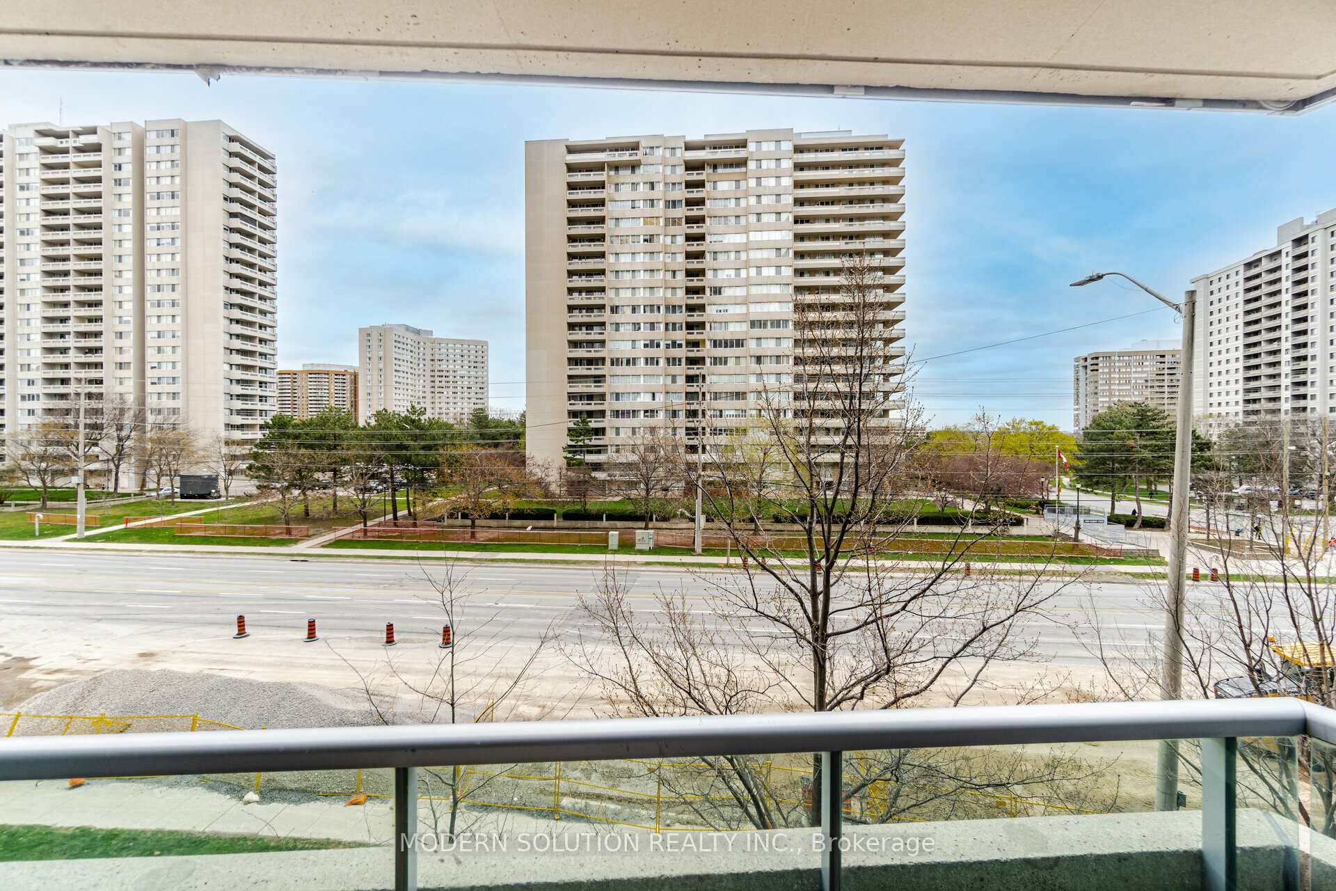 2 Bedrooms Condo at 1 Elm, Mississauga For sale