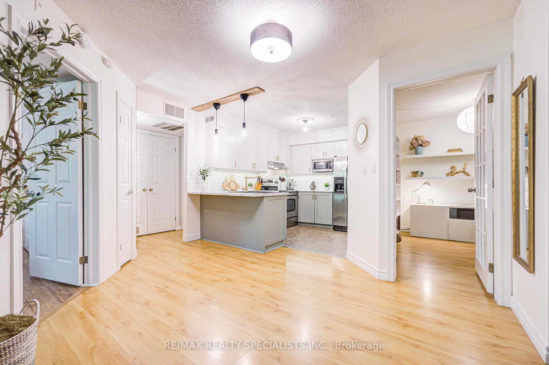 2 Bedrooms Condo at 2030 Cleaver, Burlington For sale
