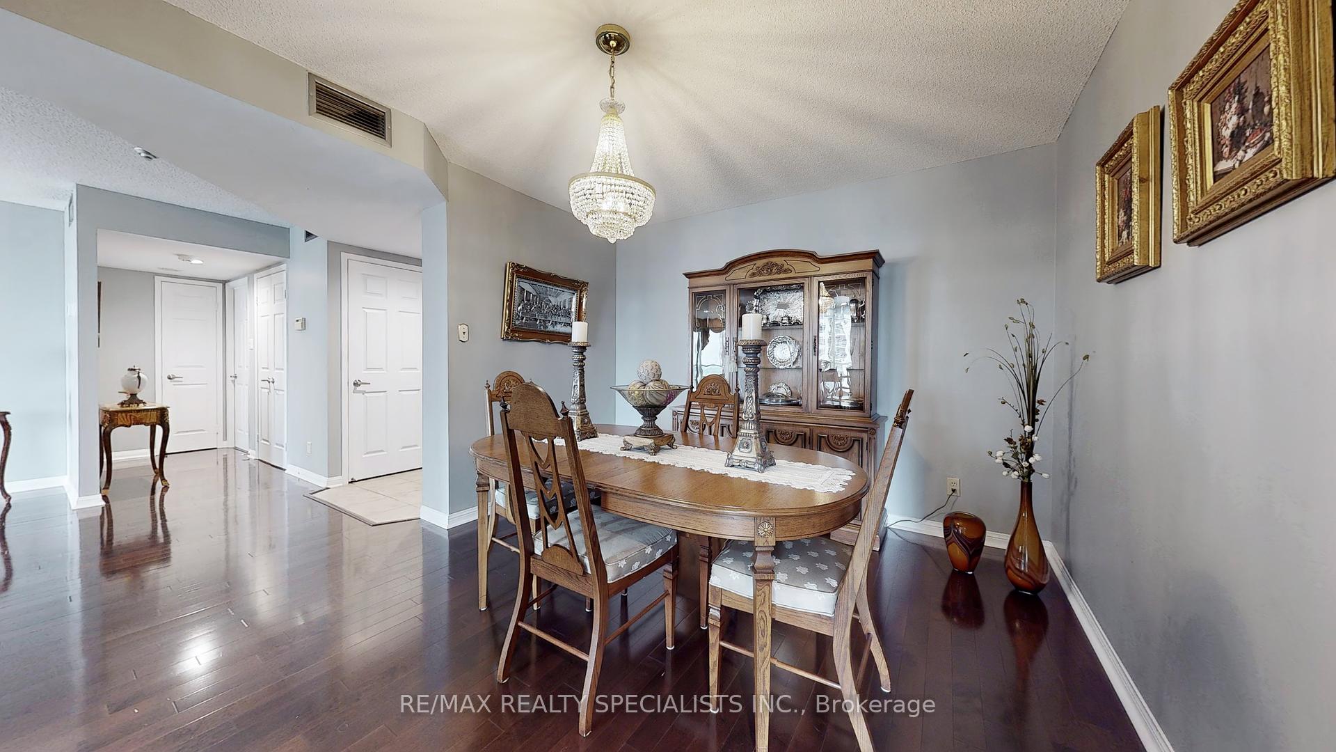 2 Bedrooms Condo at 45 Kingsbridge Garden, Mississauga For sale