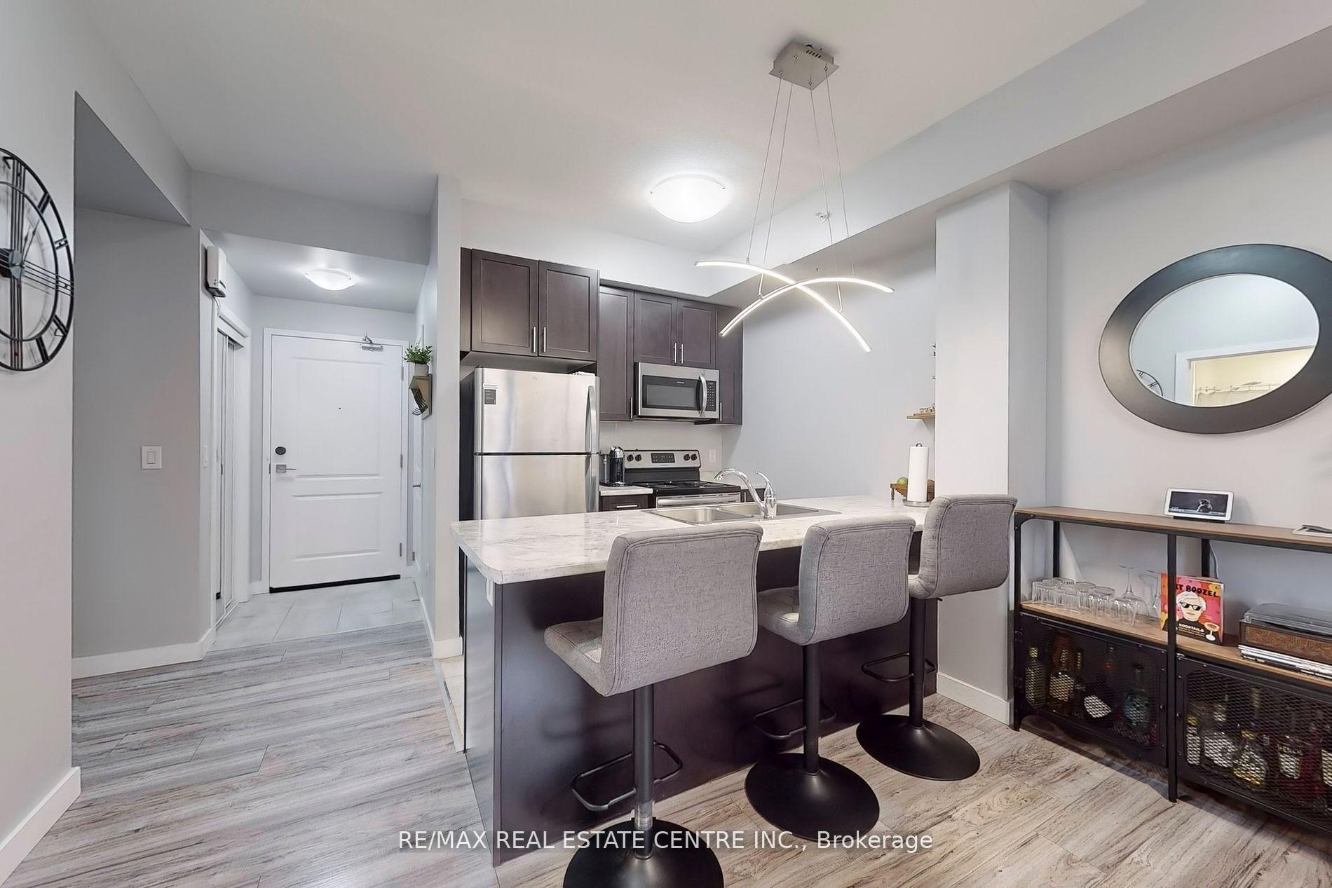 2 Bedrooms Condo at 81 Robinson,  Hamilton For sale