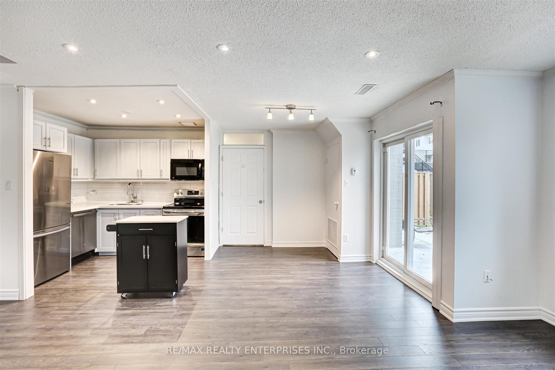 3 Bedrooms Condo at 2001 Bonnymede, Mississauga For sale