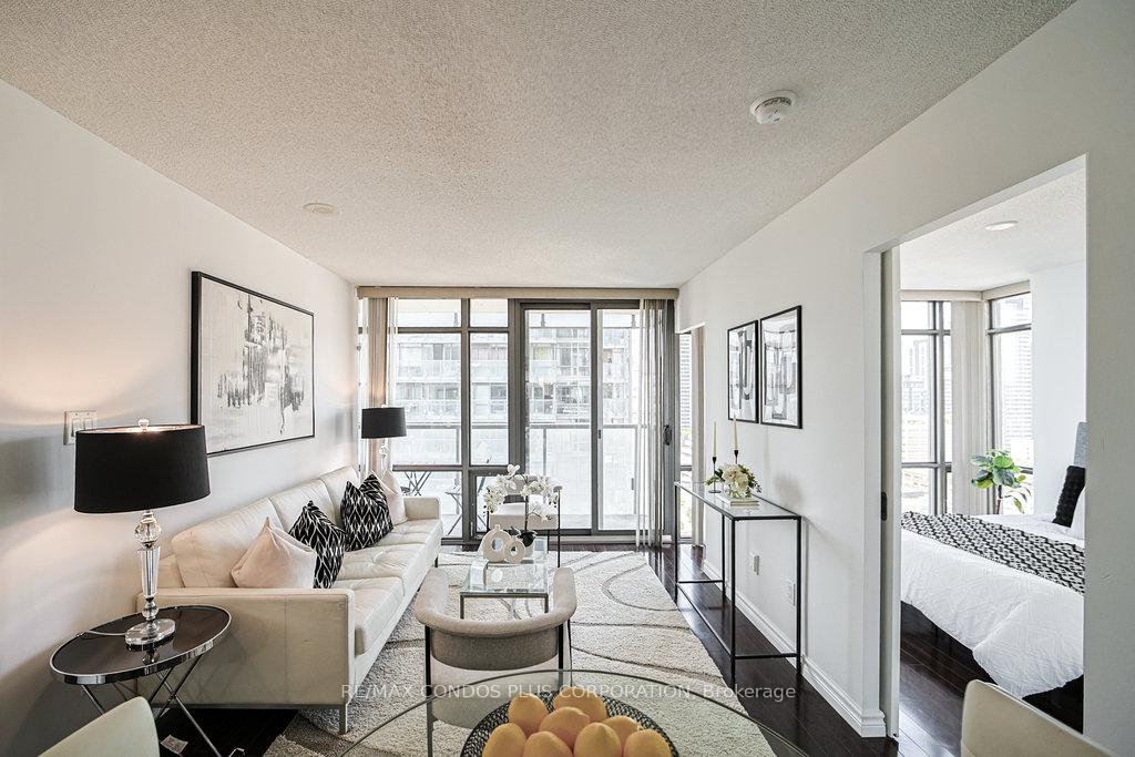 2 Bedrooms Condo at 38 Grenville, Toronto For sale