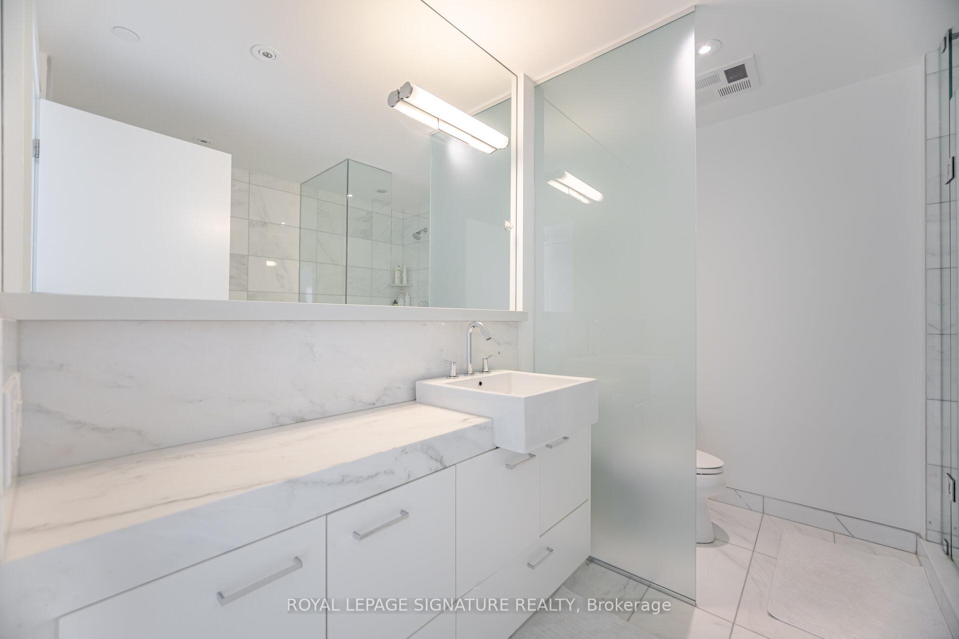 2 Bedrooms Condo at 170 Avenue, Toronto For sale