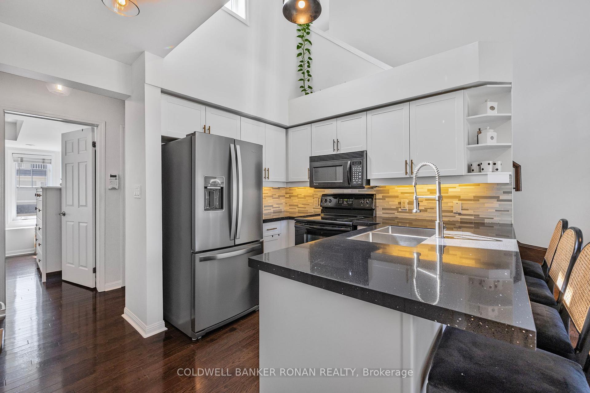 3 Bedrooms Condo at 600 Shoreline, Mississauga For sale