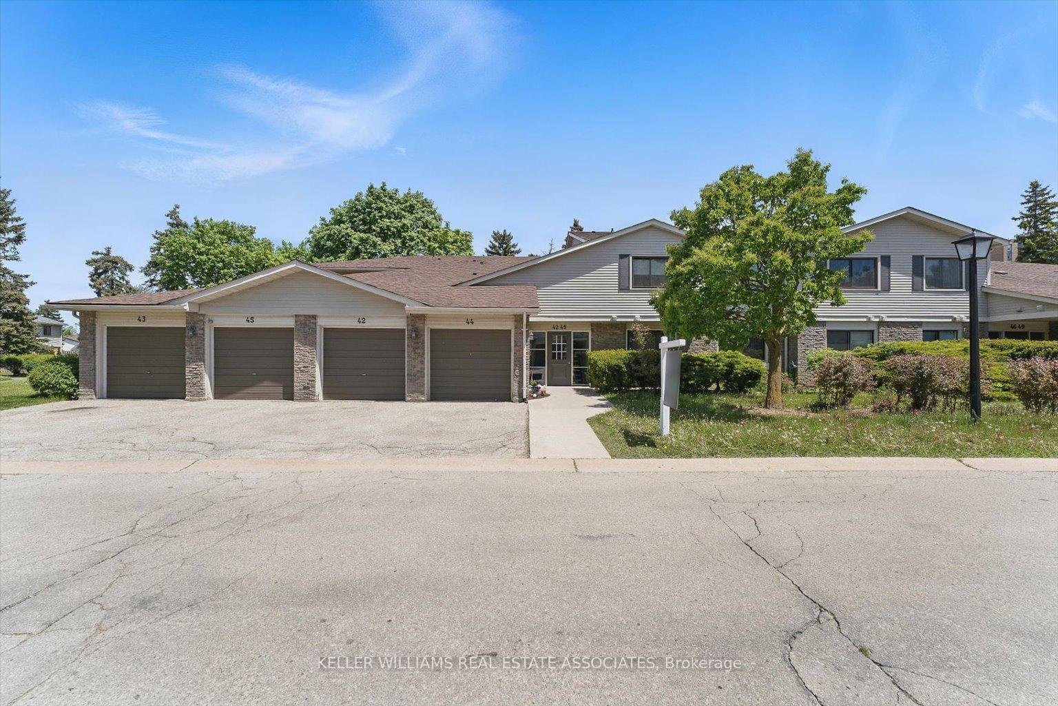 3 Bedrooms Condo at 2701 Aquitaine, Mississauga For sale