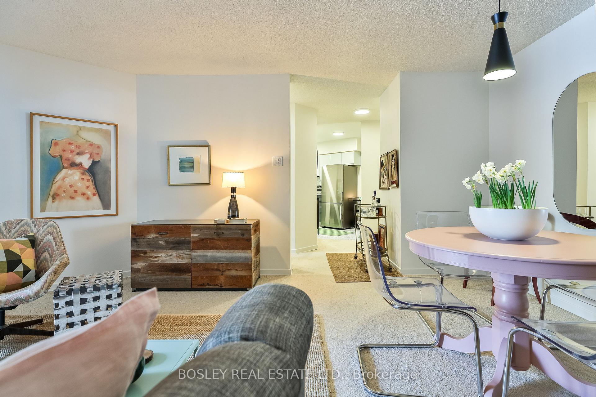 2 Bedrooms Condo at 25 Maitland, Toronto For sale