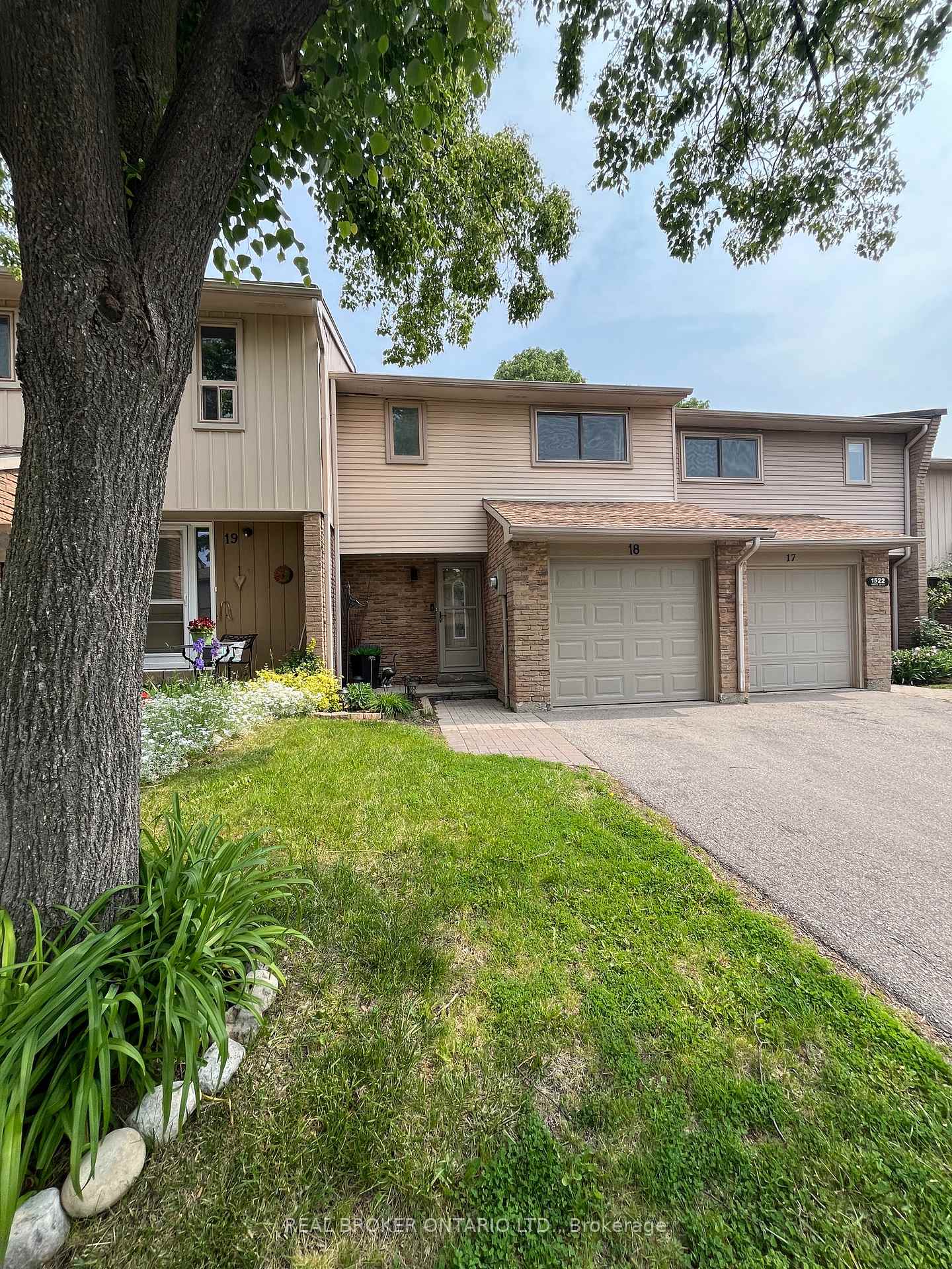 3 Bedrooms Condo at 1522 Lancaster, Oakville For sale