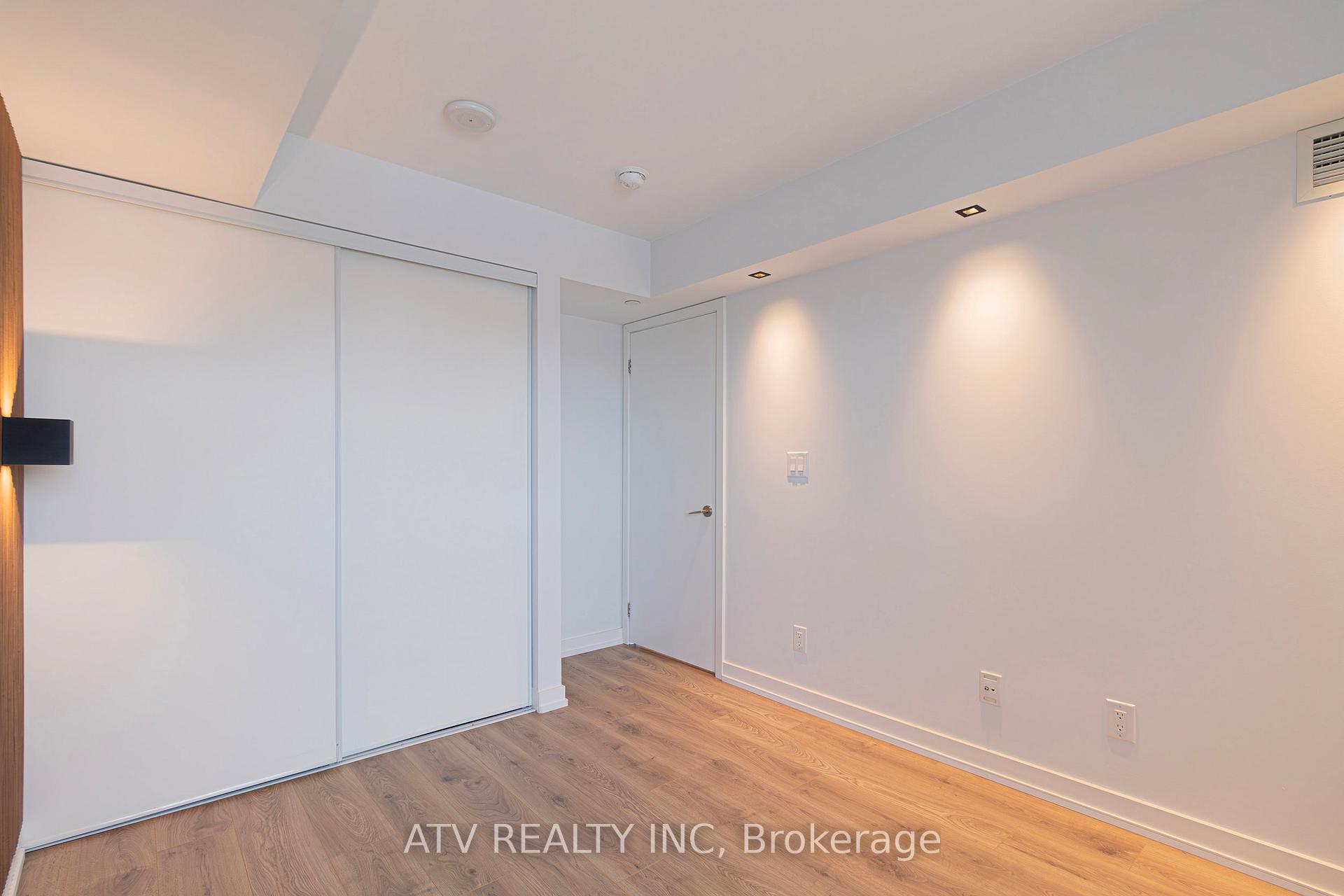 2 Bedrooms Condo at 160 Flemington, Toronto For sale