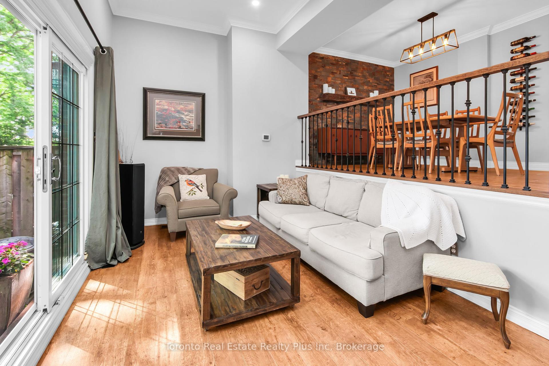 3 Bedrooms Condo at 400 Bloor, Mississauga For sale