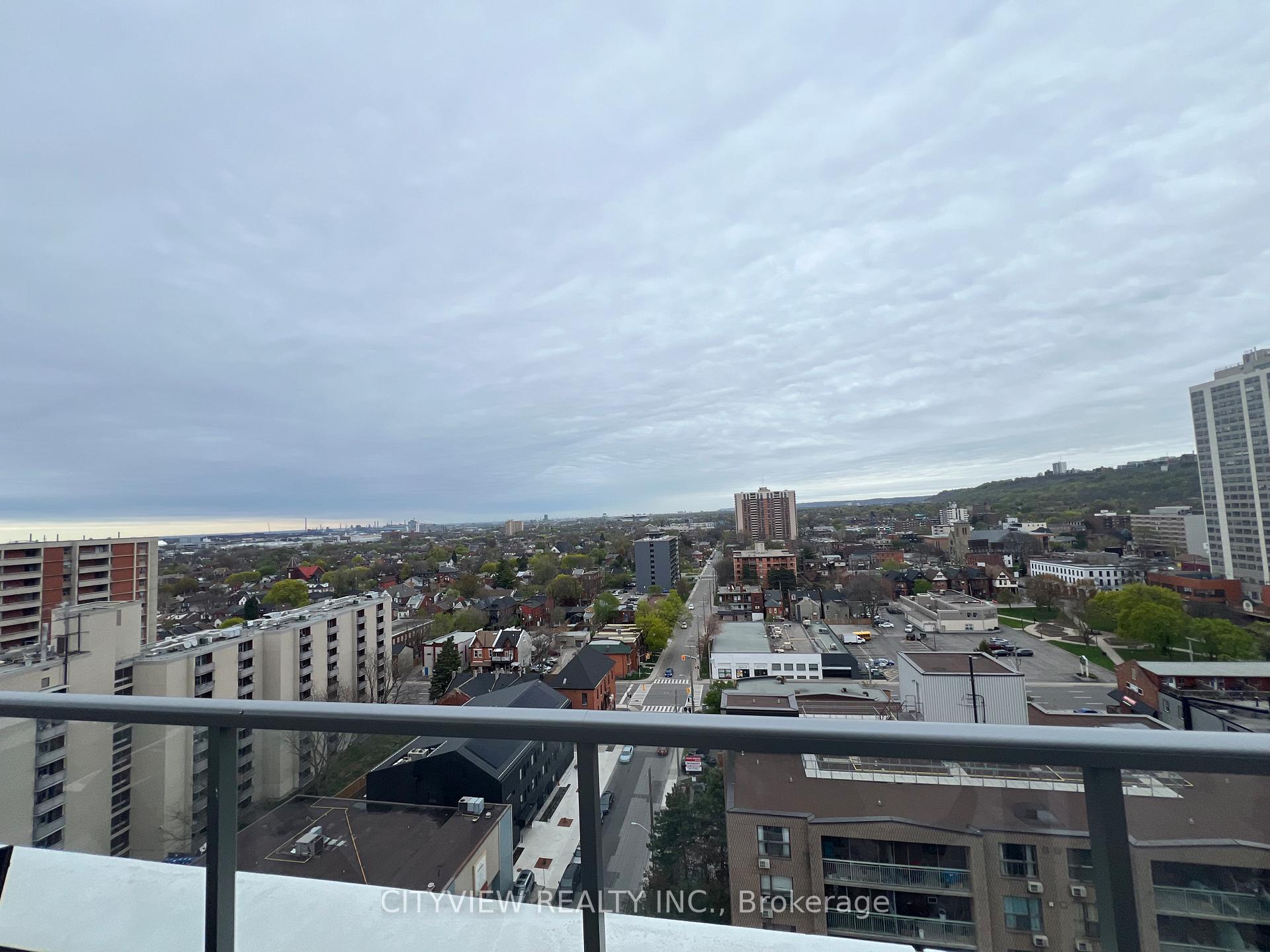 2 Bedrooms Condo at 212 king William, Hamilton For sale