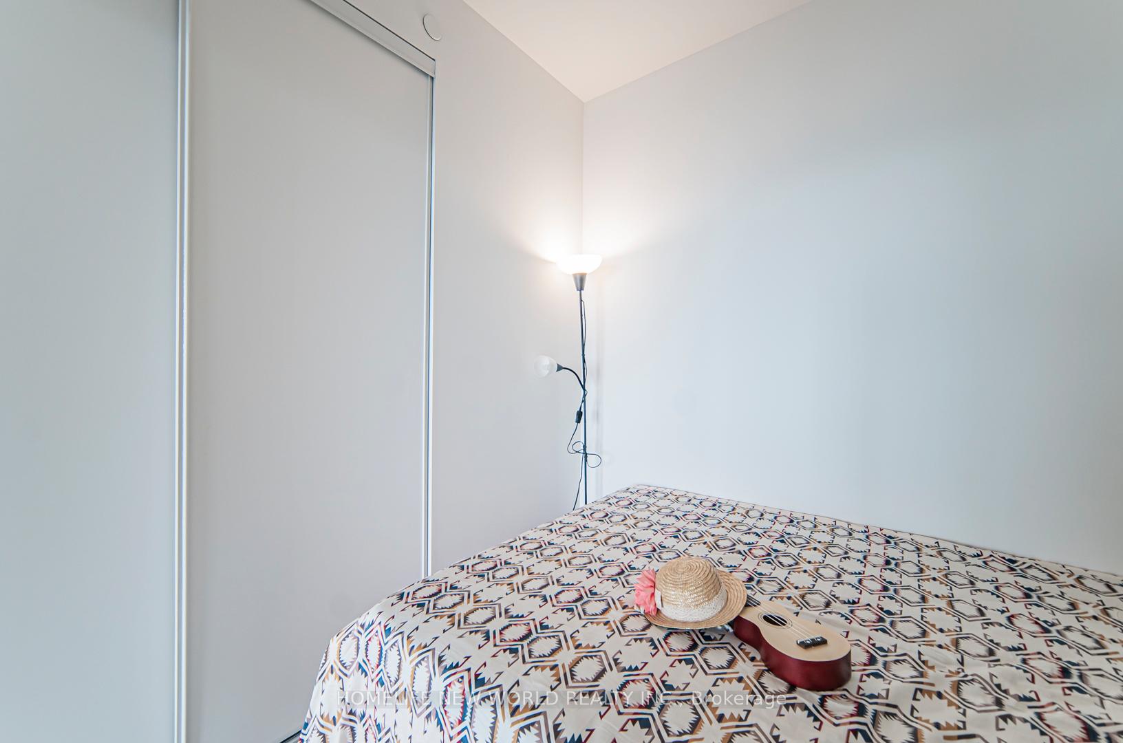 2 Bedrooms Condo at 5 Buttermill,  Vaughan For sale