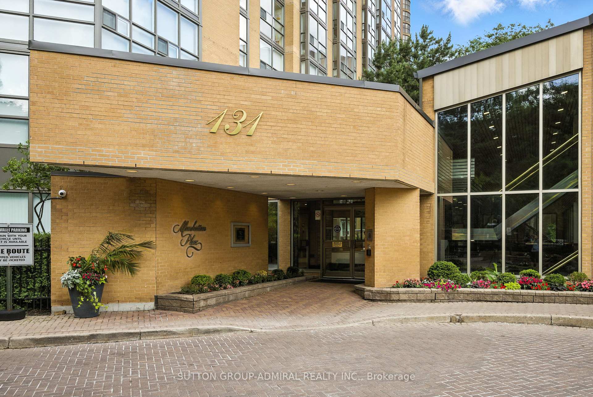 2 Bedrooms Condo at 131 Beecroft, Toronto For sale